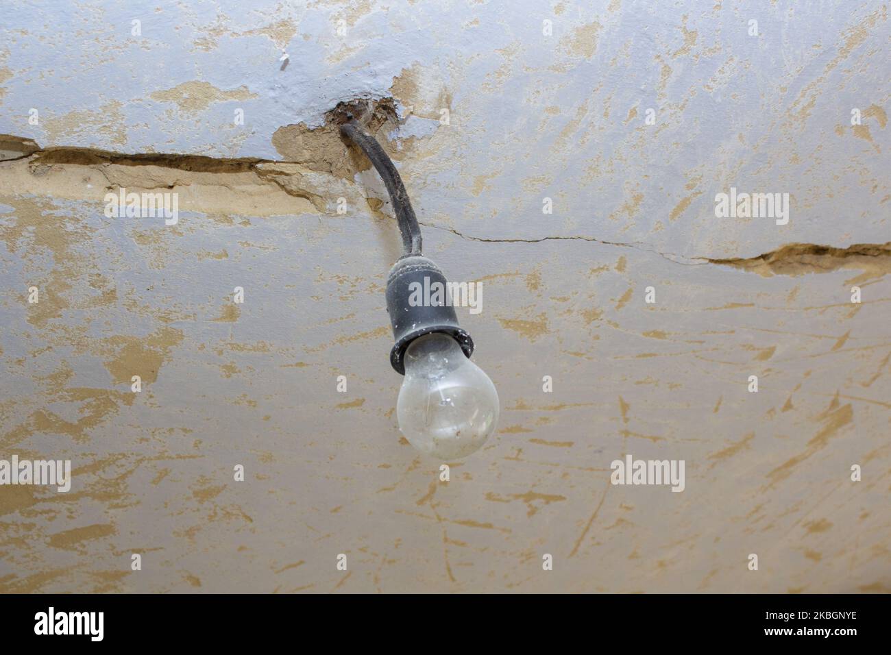 Réparations de bâtiments à la maison. Incandescent et fils dans la pièce avec plâtre. Banque D'Images