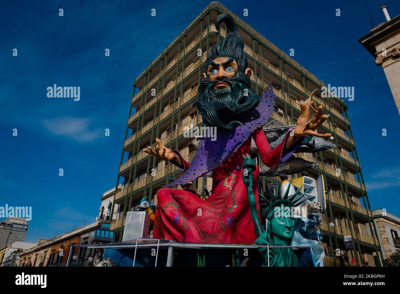 Papier-mâché Cart pendant le défilé du Carnaval de Putignano sur 9 février 2020 à Putignano, en Italie. Le Carnaval de Putignano est le plus ancien d'Europe et l'un des plus longs du monde. Un groupe de personnes avec des masques de caractère, des groupes masqués et surtout des flotteurs allégoriques et une joie qui infecte tout le monde. (Photo par Davide Pischettola/NurPhoto) Banque D'Images