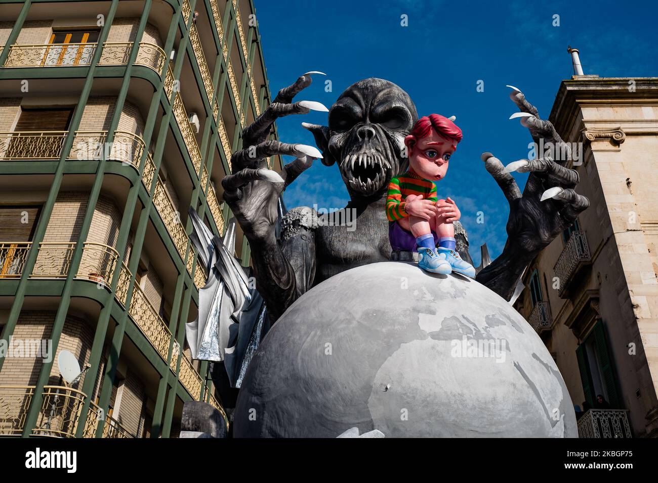 Papier-mâché Cart pendant le défilé du Carnaval de Putignano sur 9 février 2020 à Putignano, en Italie. Le Carnaval de Putignano est le plus ancien d'Europe et l'un des plus longs du monde. Un groupe de personnes avec des masques de caractère, des groupes masqués et surtout des flotteurs allégoriques et une joie qui infecte tout le monde. (Photo par Davide Pischettola/NurPhoto) Banque D'Images