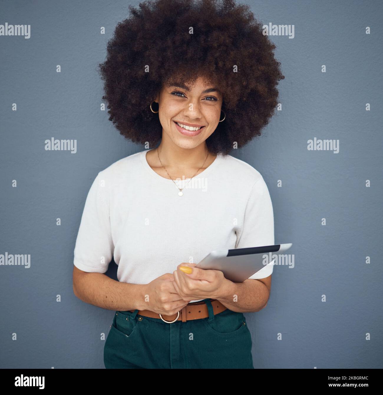 Black Woman, afro ou tablette numérique sur fond gris studio avec calendrier de marketing numérique, cible publicitaire ou analyse de données. Portrait, sourire ou Banque D'Images