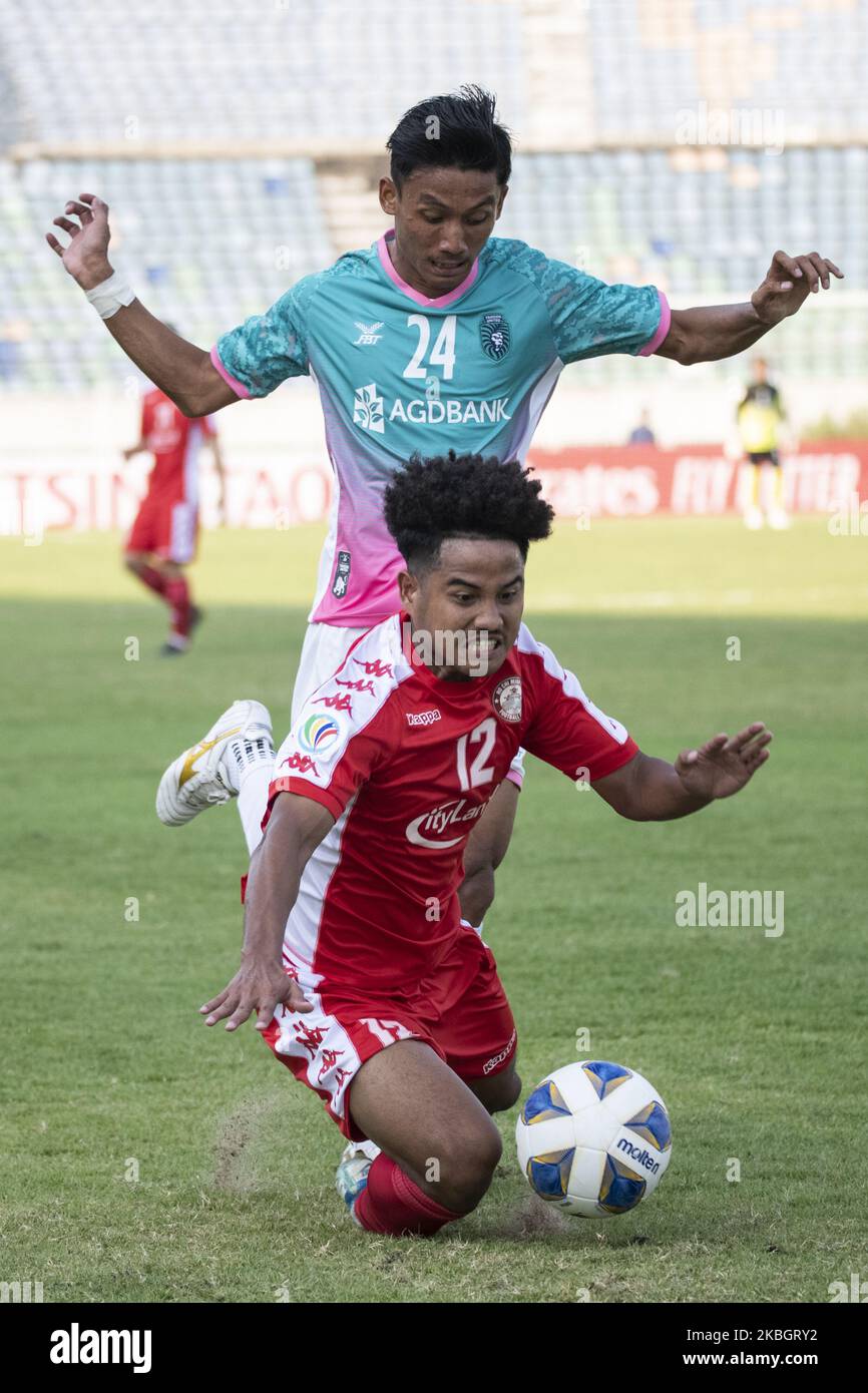 Le Duc Luong du FC de Ho Chi Minh-ville et le SOE de Kaung Htet du FC de Yangon se disputent le ballon lors du match du groupe de la coupe de l'AFC (F) entre le FC de Ho Chi Minh-ville et le FC de Yangon Uni à Yangon, au Myanmar, sur 11 février 2020. La Confédération asiatique de football (AFC) a replanifié les matchs de la coupe AFC 2020 après que le gouvernement vietnamien ait reporté toutes les manifestations sportives nationales et internationales dans le pays en février en raison de l'épidémie de coronavirus. (Photo de Shwe Paw Mya Tin/NurPhoto) Banque D'Images