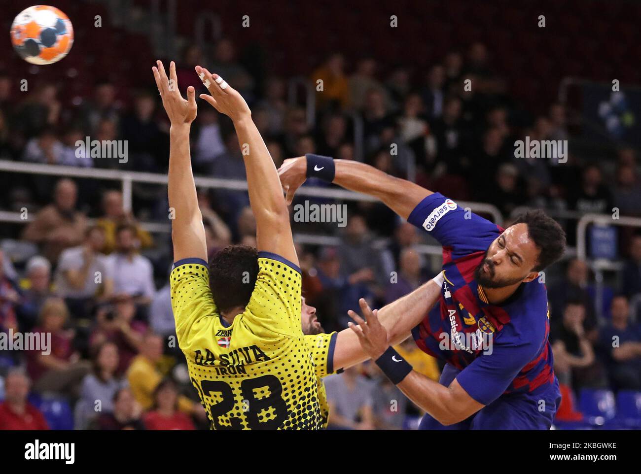 Timothey Nguessan et Matheus Francisco Da Silva lors du match entre le FC Barcelone et Bidasoa Irun, correspondant à la semaine 17 du handball espagnol Liga Asobal, joué au Palau Blaugrana, le 12th février 2020, à Barcelone, en Espagne. -- (photo par Urbanandsport/NurPhoto) Banque D'Images