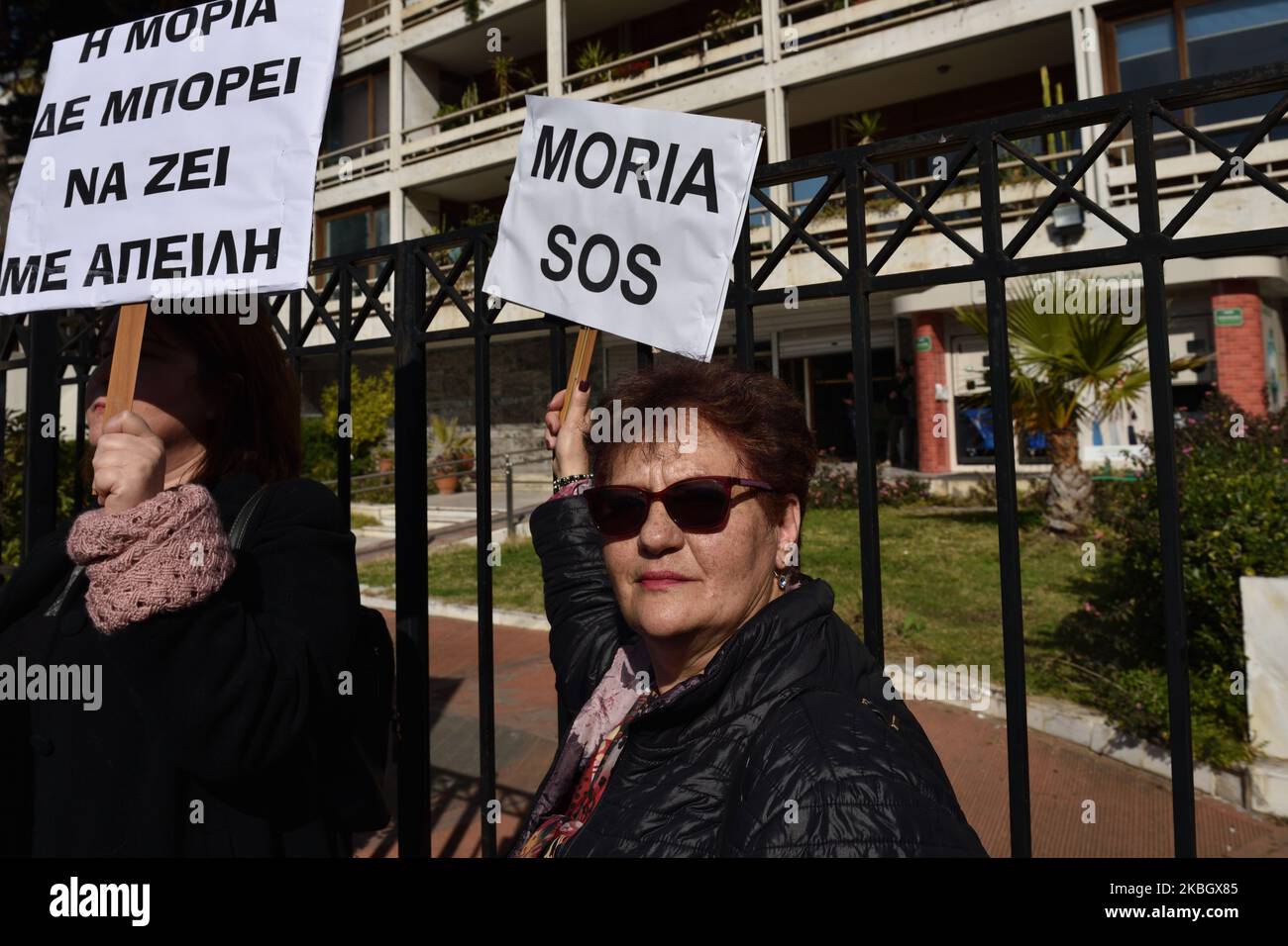 Une femme porte un écriteau intitulé « my sos » tandis que les habitants de l'île protestent à 13 février 2020, dans le centre d'Athènes, en Grèce, contre un récent acte législatif qui permet au gouvernement de procéder à la réquisition de propriétés et de terres afin de construire de nouveaux camps de migrants fermés. (Photo de Nicolas Koutsokostas/NurPhoto) Banque D'Images