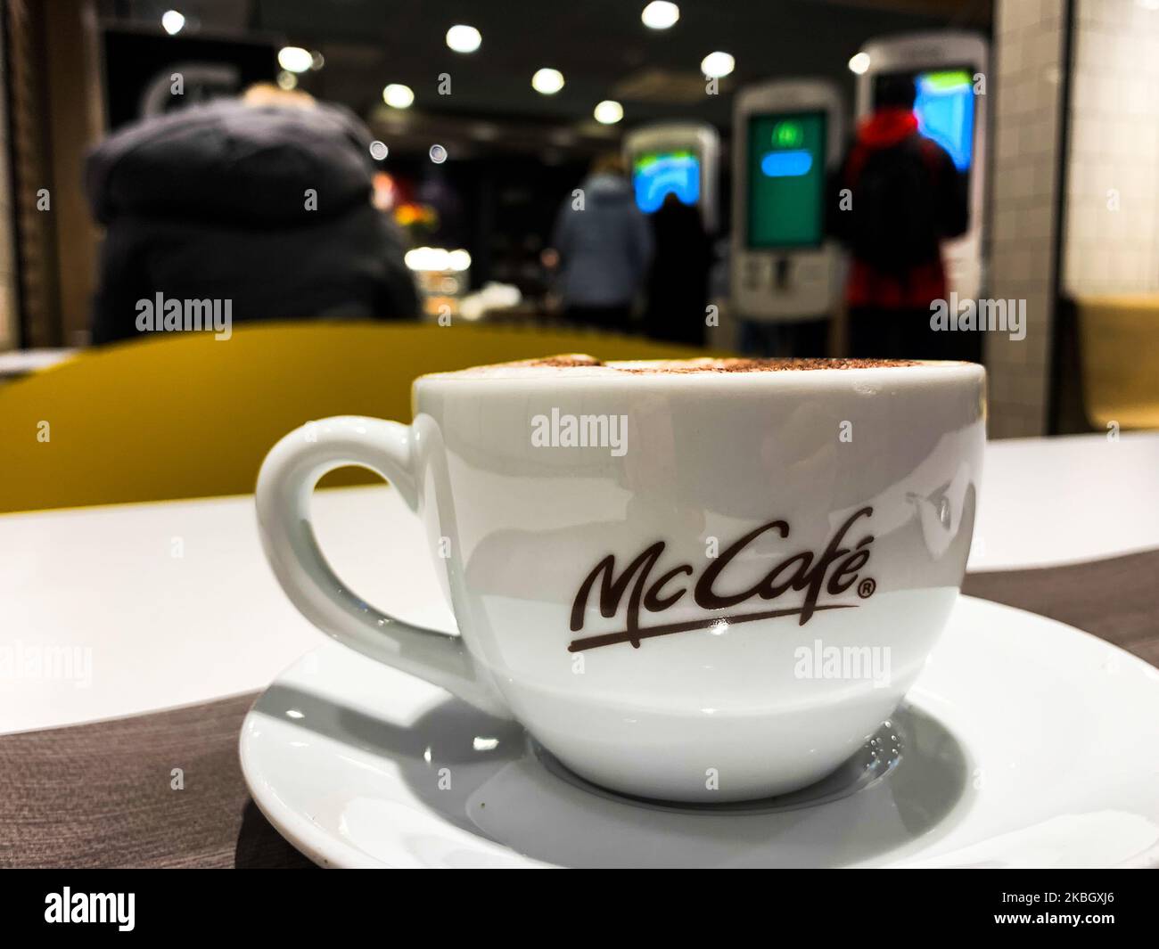 Mccafe coffee cup Banque de photographies et d'images à haute résolution -  Alamy