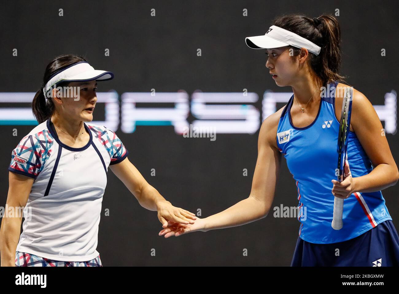 Le Japon couple Shuko Ayoama (L) et Ena Shibahara (R) en action contre Anastasia Potapova de Russie et Yulia Putintseva du Kazakhstan lors de leur WTA St Petersburg Ladies Trophée 2020 tournoi de tennis femmes double quart de finale match sur 13 février 2020 à Saint Petersbourg, Russie. (Photo de Mike Kireev/NurPhoto) Banque D'Images