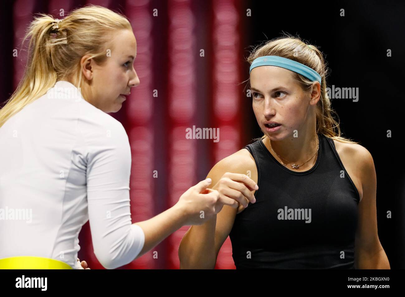 Anastasia Potapova (L) de Russie et Yulia Putintseva (R) du Kazakhstan en action contre le Japon couple Shuko Ayoama du Japon et Ena Shibahara du Japon lors de leur WTA Saint-Pétersbourg Trophée Ladies 2020 tournoi de tennis femmes double quart de finale match sur 13 février 2020 à Saint-Pétersbourg, Russie. (Photo de Mike Kireev/NurPhoto) Banque D'Images