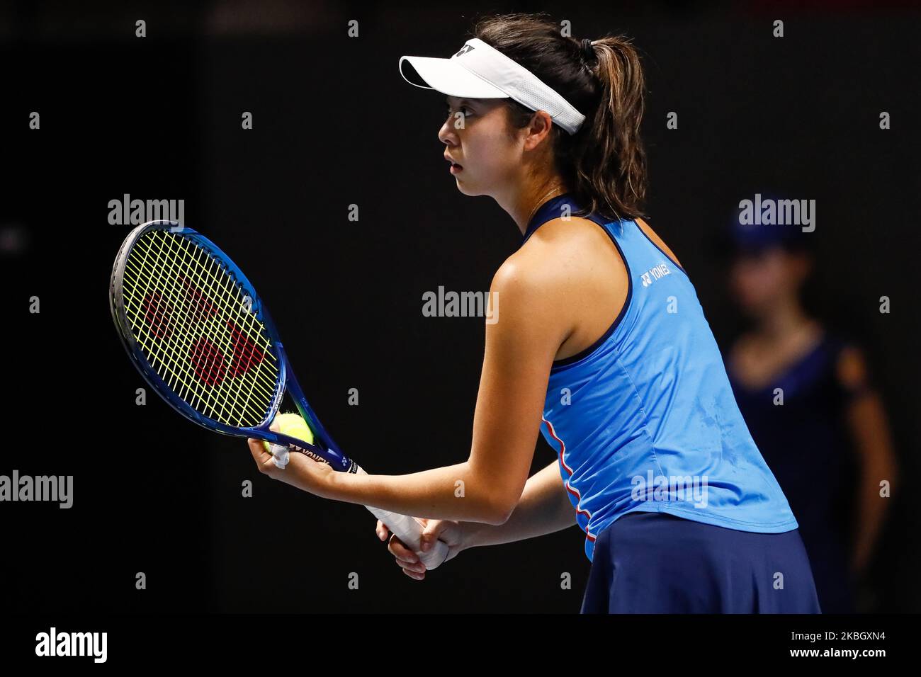 ENA Shibahara du Japon sert le ballon lors de son double quart de finale de match avec la partenaire Shuko Ayoama (non vu) contre Anastasia Potapova de Russie et Yulia Putintseva du Kazakhstan à 2020 WTA St Petersburg Ladies Trophy Tournoi de tennis sur 13 février 2020 à Saint Petersbourg, Russie. (Photo de Mike Kireev/NurPhoto) Banque D'Images