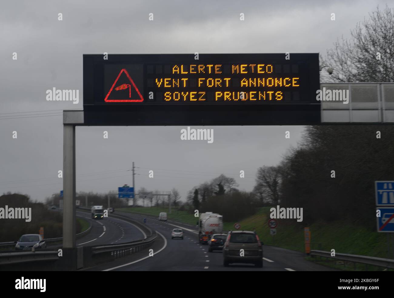 Panneau d'autoroute appelant les automobilistes à faire preuve de prudence pendant le passage de la tempête Ines. Photo prise dans le département de Manche, sur 13 février 2020. (Photo par Estelle Ruiz/NurPhoto) Banque D'Images
