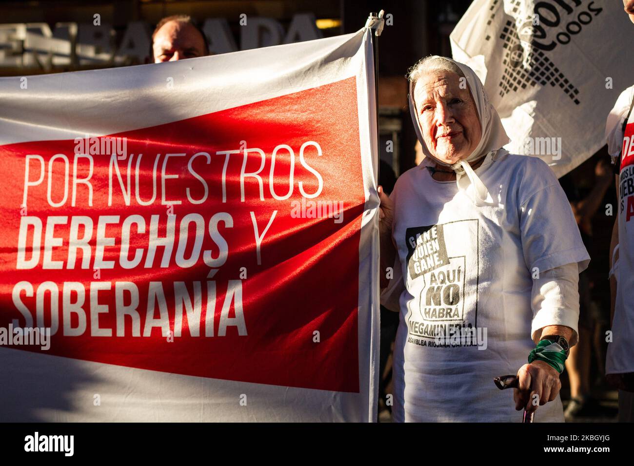 Nora Morales de Cortinas participe à une marche massive vers le rejet de la présence du FMI à Buenos Aires, en Argentine, sur 12 février 2020. Nora Morales de Cortinas, mieux connu sous le nom de Nora Cortinas et aussi appelé Norita Cortinas, est une psychologue sociale Argentine, activiste et défenseur des droits humains, co-fondatrice de mères de Plaza de Mayo et, par la suite, mères de la ligne fondatrice de Plaza de Mayo (photo de Federico Rotter/NurPhoto) Banque D'Images