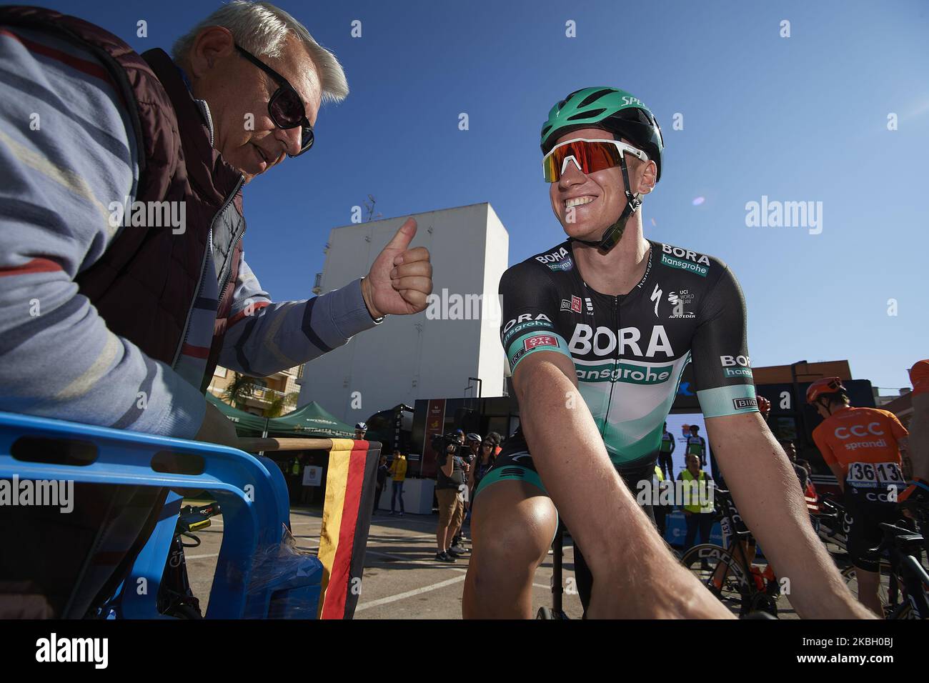 Pascal Ackermann d'Allemagne et Bora - Hansgrohe parlant alors qu'un supporter avant la 40th Vuelta a Murcia 2020, étape 1 un 177,6 km de Los Alcázares à Caravaca de la Cruz sur 14 février 2020 à Caravaca de la Cruz, Espagne. (Photo de Jose Breton/Pics action/NurPhoto) Banque D'Images