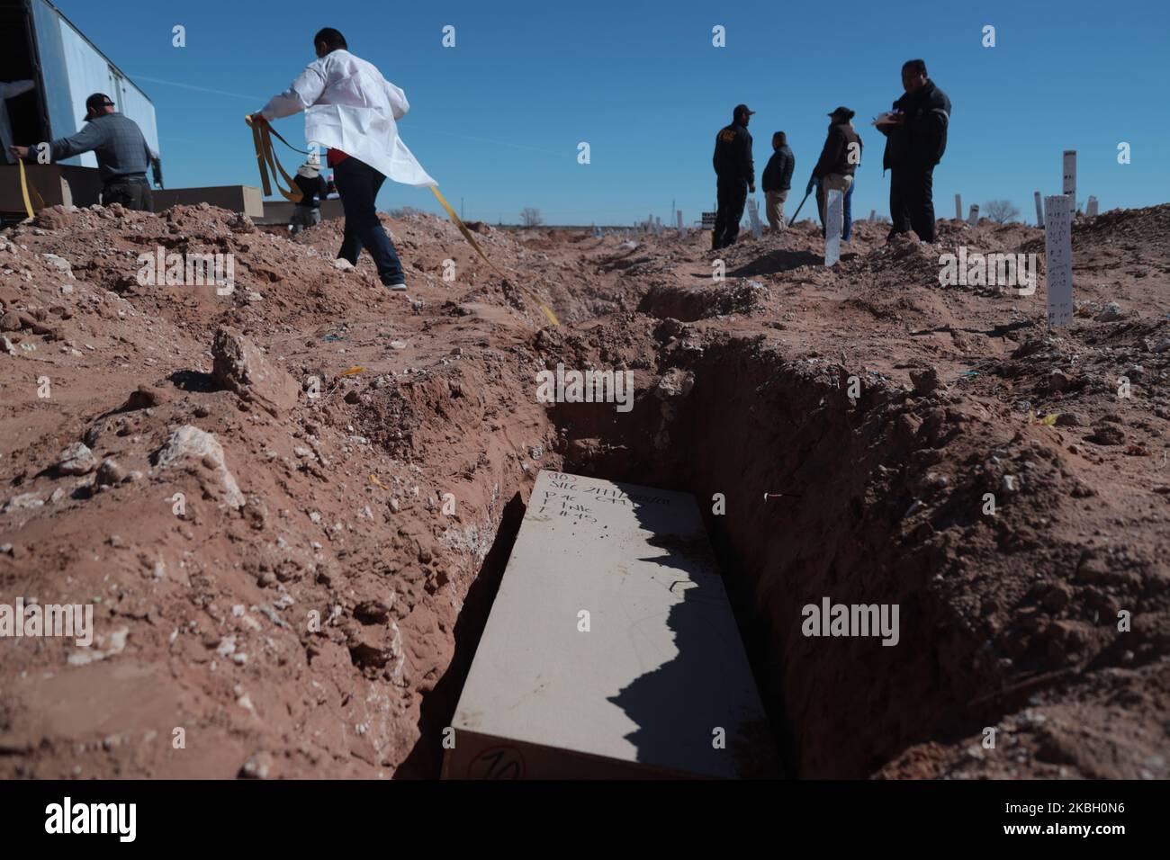 Les employés municipaux de Ciudad Juarez abaissent le cercueil de l'un des 47 cadavres non identifiés lors d'une inhumation à Ciudad Juarez, au Mexique, sur 14 février 2020. Des témoins experts ont exhumé 47 personnes non identifiées, 19 ont été tuées, 46 hommes, 25 sont morts de causes naturelles, 1 suicide, 2 la cause du décès n'a pas été identifiée. (Photo de David Peinado/NurPhoto) Banque D'Images