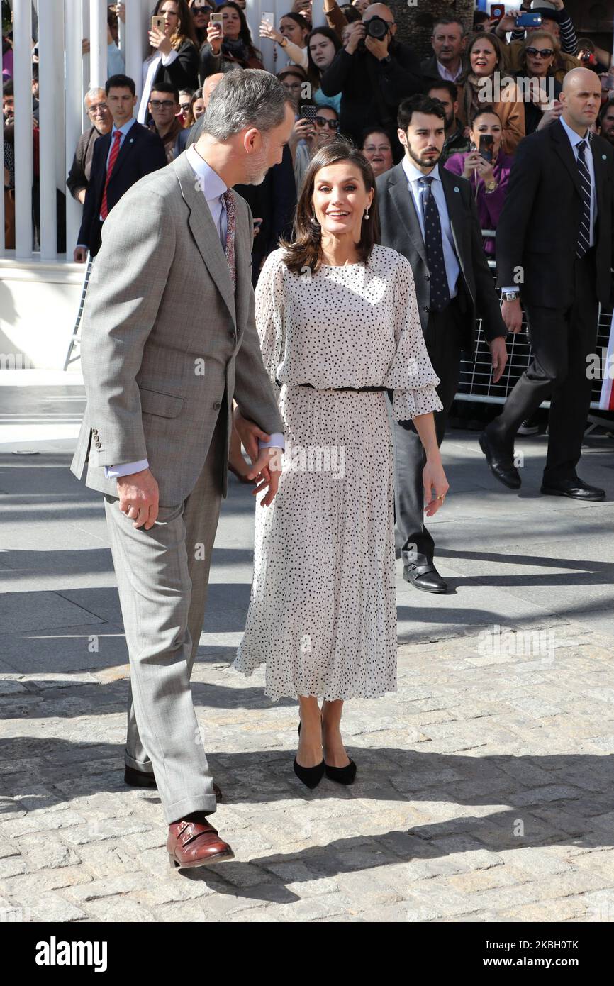 Le roi Felipe VI et la reine Letizia après avoir visité la paroisse de Nuestra Senora de la Asunción à l'occasion de l'année Mariale Jubillee de Rocio Almonte (Huelva) lors de leur visite à Almonte le 14 février 2020 à Almonte, Espagne.(photo de David Carbajo/NurPhoto) Banque D'Images