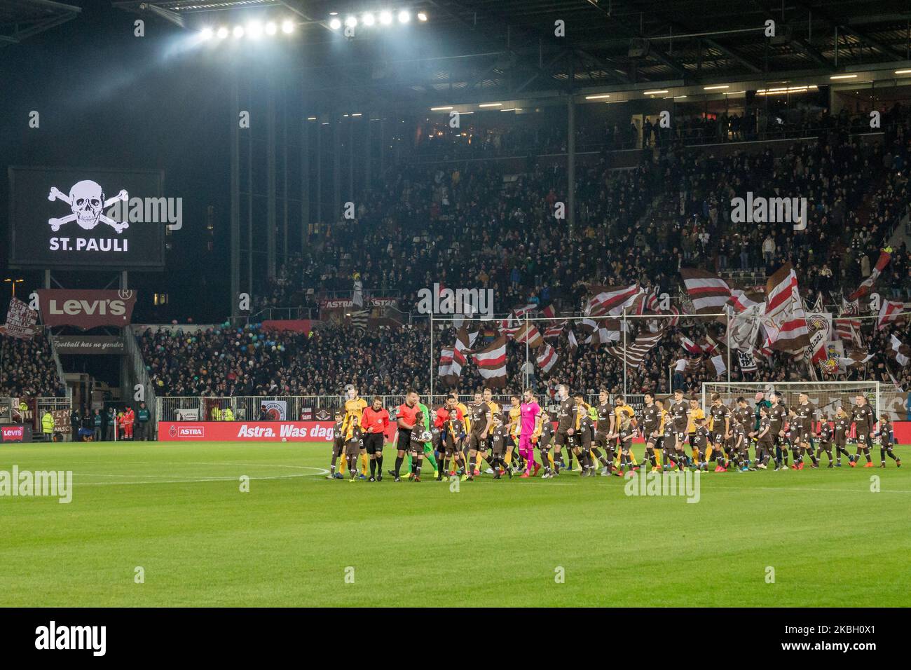 Entrée des deux équipes avant 2. Match de Bundesliga entre le FC St Pauli et SG Dynamo Dresden au Millerntor-Stadion sur 14 février 2020 à Hambourg, Allemagne. (Photo de Peter Niedung/NurPhoto) Banque D'Images