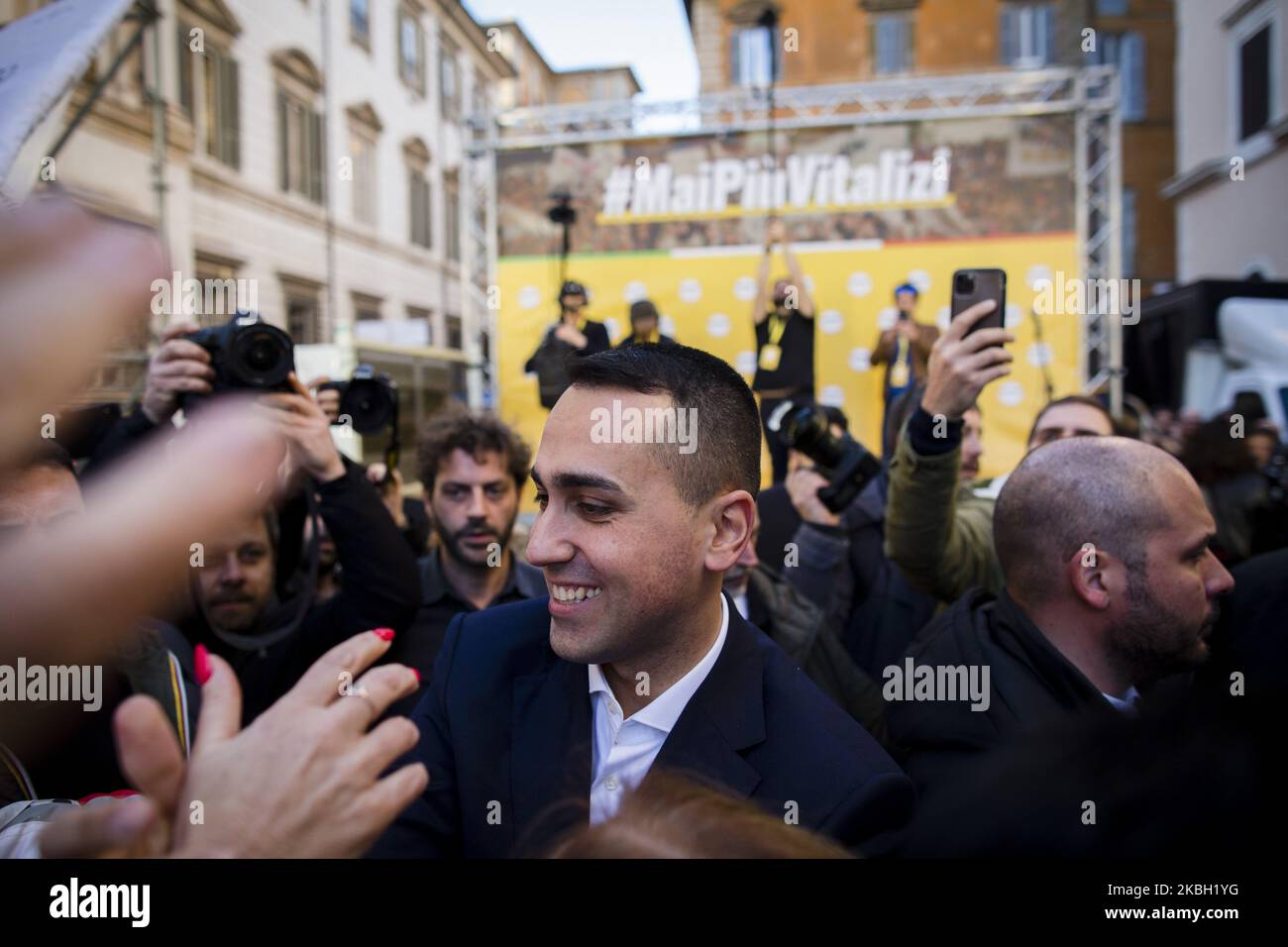 Le ministre italien des Affaires étrangères Luigi Di Maio assiste à un rassemblement appelé par le mouvement des cinq étoiles pour protester contre les députés qui tentent d'annuler une loi récente qui restreint les pensions des politiciens somptueux (appelés Vitalizi) à Rome, sur 15 février 2020. (Photo de Christian Minelli/NurPhoto) Banque D'Images