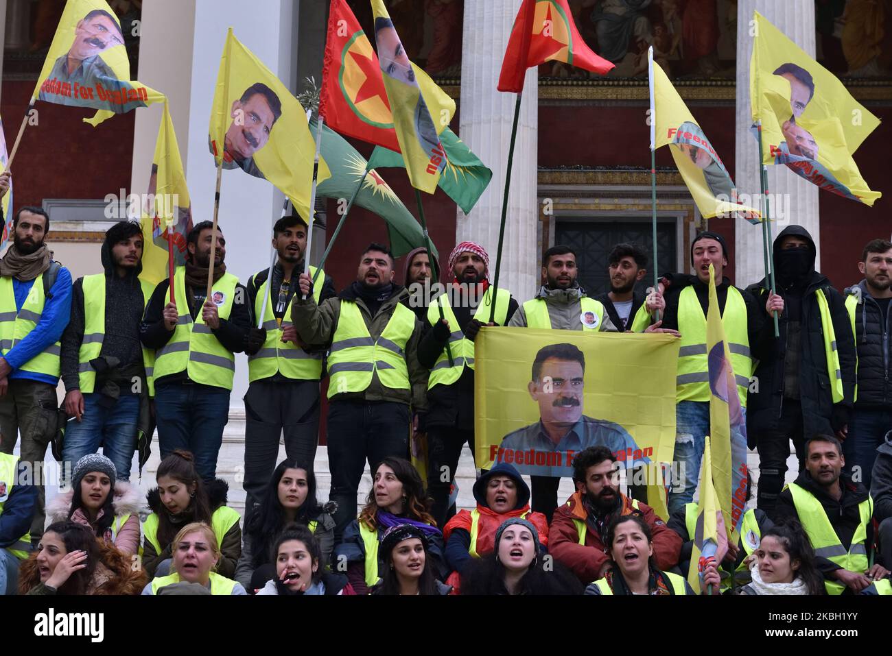 Les partisans kurdes du leader du Parti des travailleurs du Kurdistan (PKK) condamné, Abdullah Ocalan, brandisquent des drapeaux de vague représentant Ocalan lorsqu'ils se rassemblent dans le centre d'Athènes, après avoir marché pendant deux jours depuis le camp de réfugiés de Lavrio, à environ 70 km au sud d'Athènes, sur 15 février 2020. (Photo de Nicolas Koutsokostas/NurPhoto) Banque D'Images
