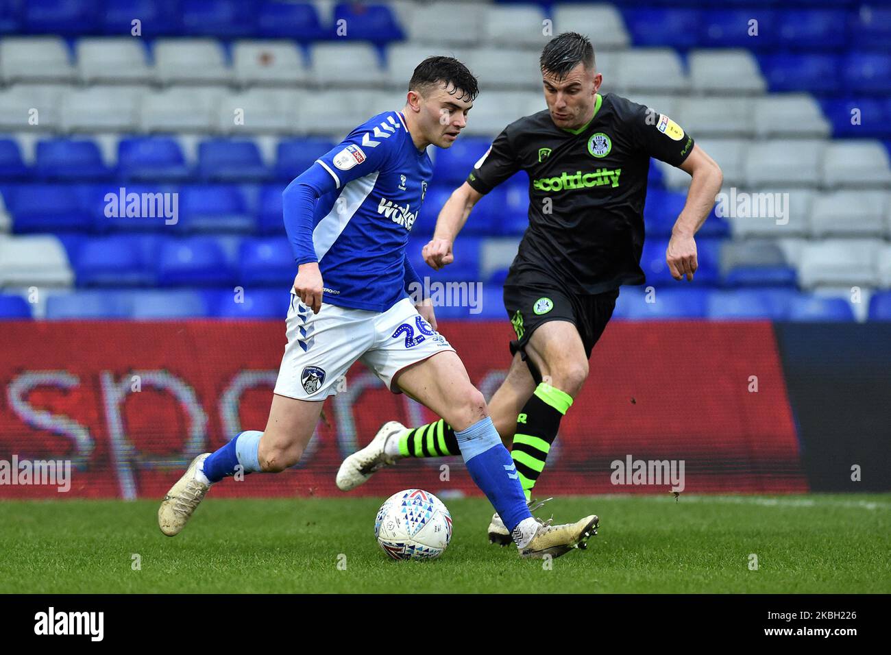 Jonny Smith, d'Oldham Athletic, et Kevin Dawson, de Forest Green Rovers, lors du match Sky Bet League 2 entre Oldham Athletic et Forest Green Rovers à Boundary Park, Oldham, le samedi 15th février 2020. (Photo d'Eddie Garvey/MI News/NurPhoto) Banque D'Images