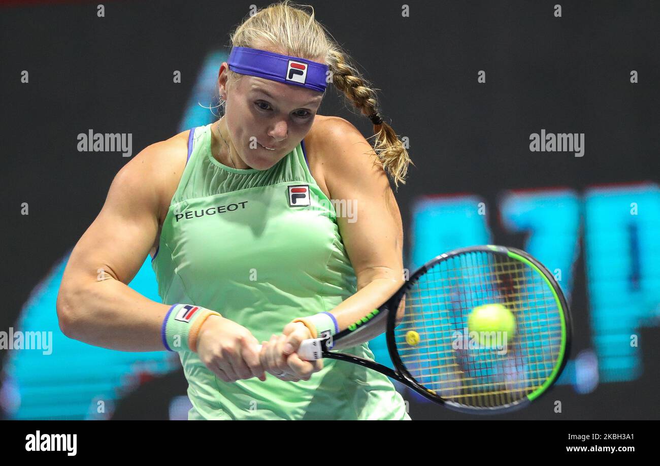 Kiki Bertens des pays-Bas retourne le ballon à Elena Rybakina du Kazakhstan lors du match final du tournoi de tennis ATP du Trophée des dames de Saint-Pétersbourg à Saint-Pétersbourg, Russie, 16 février 2020 (photo par Igor Russak/NurPhoto) Banque D'Images