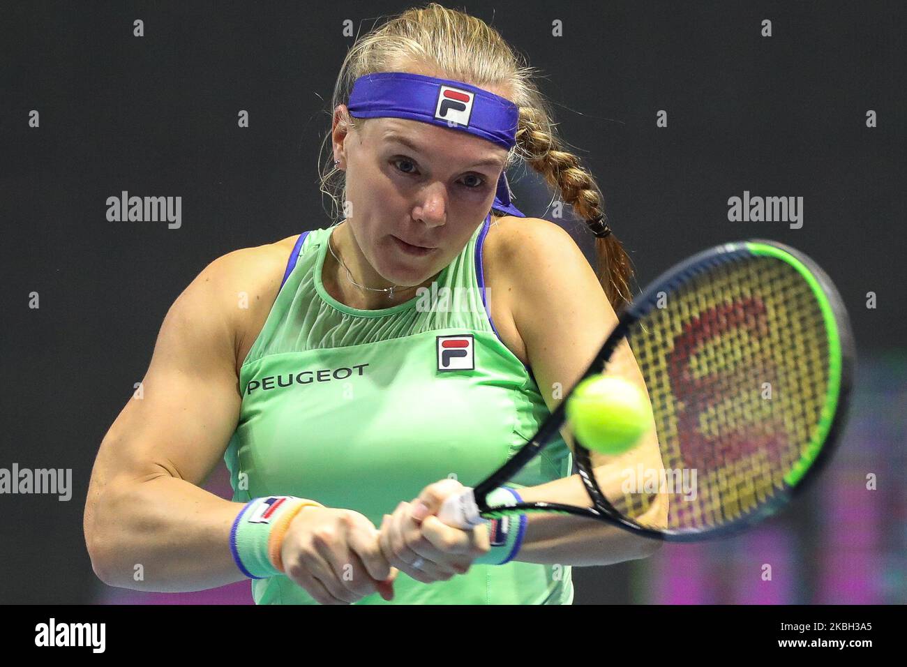 Kiki Bertens des pays-Bas retourne le ballon à Elena Rybakina du Kazakhstan lors du match final du tournoi de tennis ATP du Trophée des dames de Saint-Pétersbourg à Saint-Pétersbourg, Russie, 16 février 2020 (photo par Igor Russak/NurPhoto) Banque D'Images