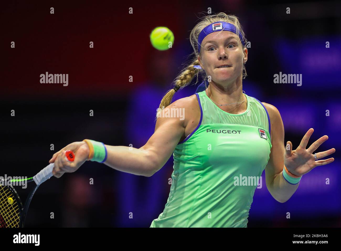 Kiki Bertens des pays-Bas retourne le ballon à Elena Rybakina du Kazakhstan lors du match final du tournoi de tennis ATP du Trophée des dames de Saint-Pétersbourg à Saint-Pétersbourg, Russie, 16 février 2020 (photo par Igor Russak/NurPhoto) Banque D'Images