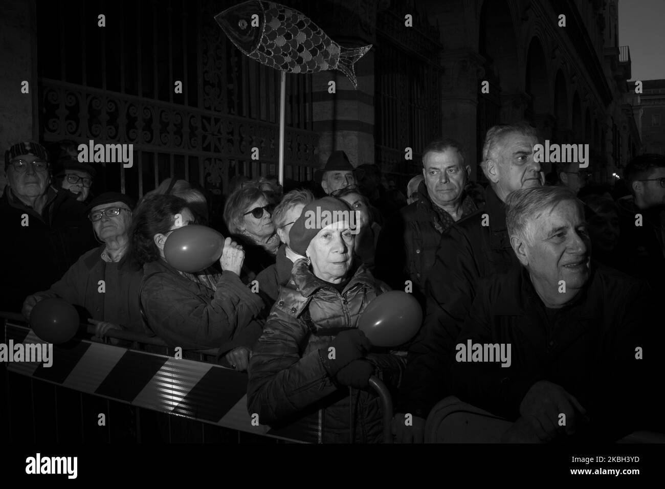 (NOTE DE LA RÉDACTION: L'IMAGE A ÉTÉ CONVERTIE EN NOIR ET BLANC) les gens prennent part à une démonstration organisée par le mouvement italien de base Sardes contre le populisme de droite dans le centre de Rome sur 16 février 2020. (Photo de Christian Minelli/NurPhoto) Banque D'Images