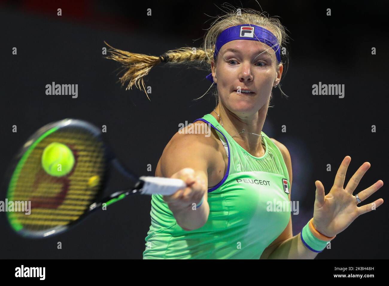 Kiki Bertens des pays-Bas retourne le ballon à Elena Rybakina du Kazakhstan lors du match final du tournoi de tennis ATP du Trophée des dames de Saint-Pétersbourg à Saint-Pétersbourg, Russie, 16 février 2020 (photo par Igor Russak/NurPhoto) Banque D'Images