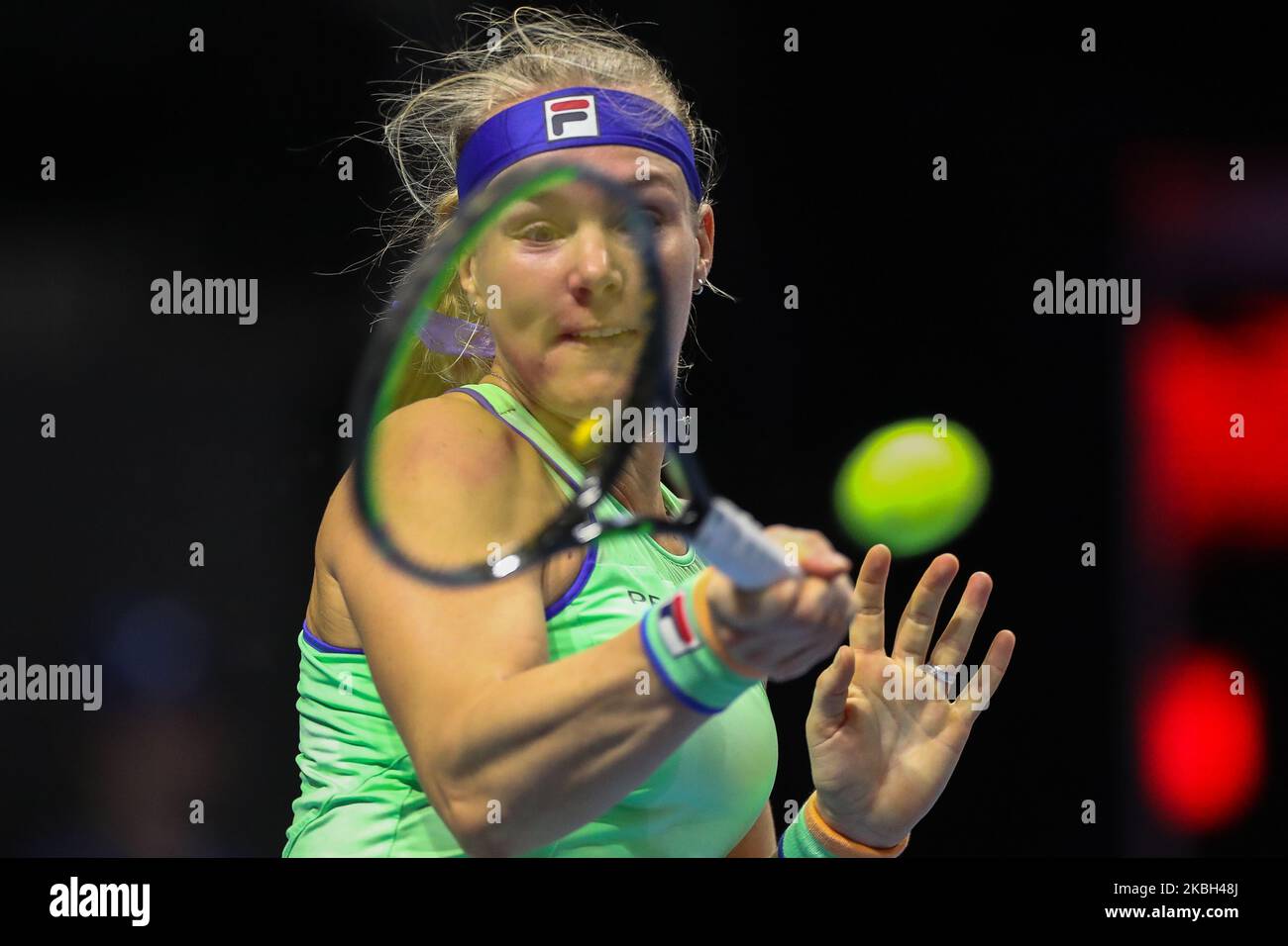 Kiki Bertens des pays-Bas retourne le ballon à Elena Rybakina du Kazakhstan lors du match final du tournoi de tennis ATP du Trophée des dames de Saint-Pétersbourg à Saint-Pétersbourg, Russie, 16 février 2020 (photo par Igor Russak/NurPhoto) Banque D'Images