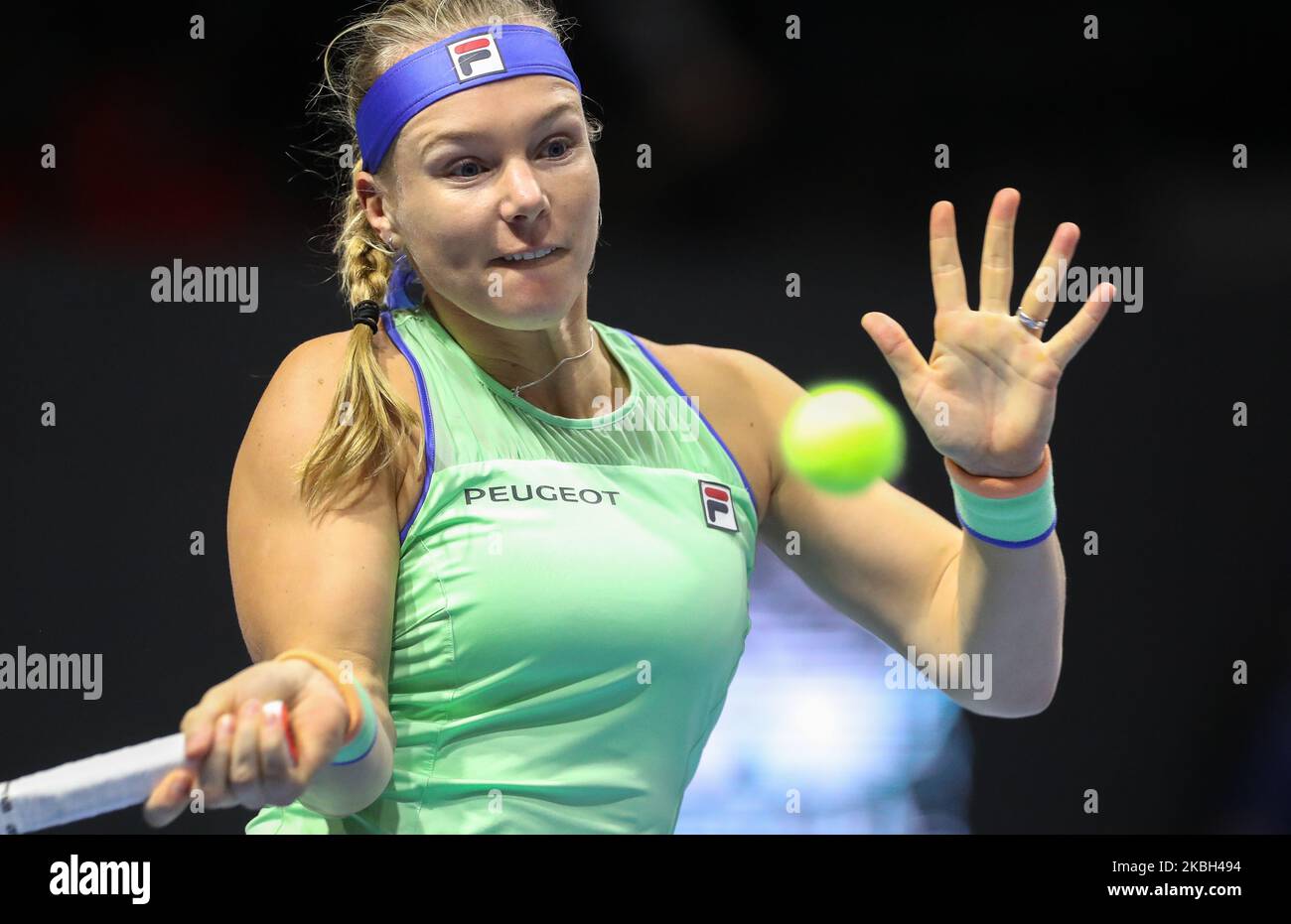 Kiki Bertens des pays-Bas retourne le ballon à Elena Rybakina du Kazakhstan lors du match final du tournoi de tennis ATP du Trophée des dames de Saint-Pétersbourg à Saint-Pétersbourg, Russie, 16 février 2020 (photo par Igor Russak/NurPhoto) Banque D'Images