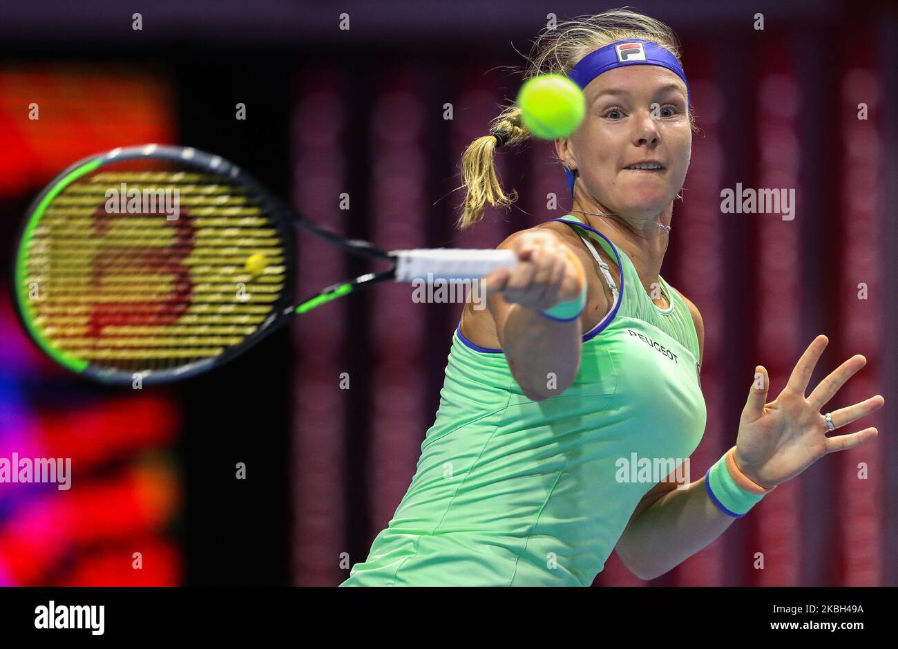 Kiki Bertens des pays-Bas retourne le ballon à Elena Rybakina du Kazakhstan lors du match final du tournoi de tennis ATP du Trophée des dames de Saint-Pétersbourg à Saint-Pétersbourg, Russie, 16 février 2020 (photo par Igor Russak/NurPhoto) Banque D'Images