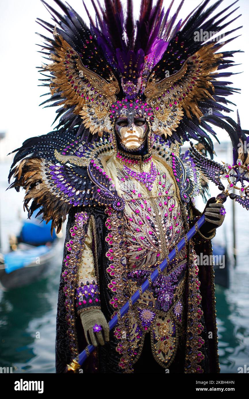 Les personnes portant le costume de Carnaval posent devant Saint Marc sur 16 février 2020 à Venise, Italie. Le thème de l'édition 2020 du Carnaval de Venise est « Game, Love & Folly » et se tiendra du 8th au 25th février 2020. (Photo par Marco Serena/NurPhoto) Banque D'Images