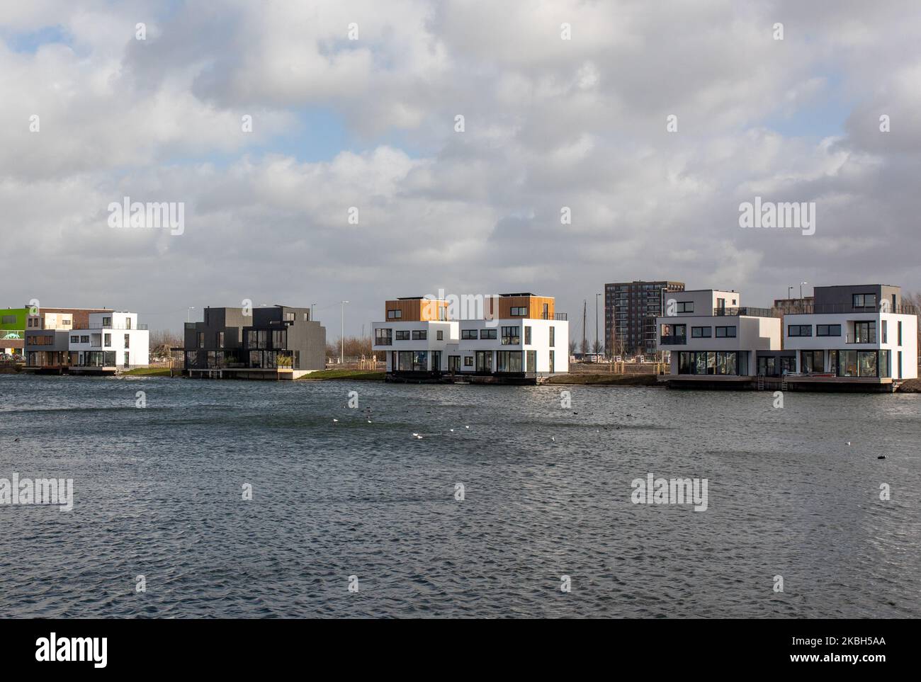 Maisons flottantes à Amsterdam vues sur 17 février 2020. Les pays-Bas sont un pays protégé par des digues où les gens vivent sur des monticules d'origine humaine qui les élèvent au-dessus du niveau de la mer, et dans l'eau sur des maisons flottantes. Les Péniche vous pouvez voir les hôtels flottants le long des canaux d'Amsterdam et d'autres villes. Les maisons flottantes ont été proposées comme une solution viable, écologique et durable aux besoins de logement de la Hollande moderne. Un exemple de maisons flottantes à Amsterdam se trouve sur Steigereiland, la première île construite sur une partie de l'archipel d'IJburg, de fabrication humaine, dans la partie orientale de la ville. Cette île wa Banque D'Images