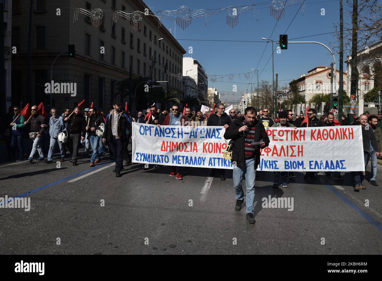Les travailleurs participant à la grève générale de 24 heures contre le projet de loi sur la réforme du système de pension présenté par le gouvernement au Parlement grec marche dans le centre d'Athènes, sur 18 février 2020 (photo de Nicolas Koutsokostas/NurPhoto) Banque D'Images