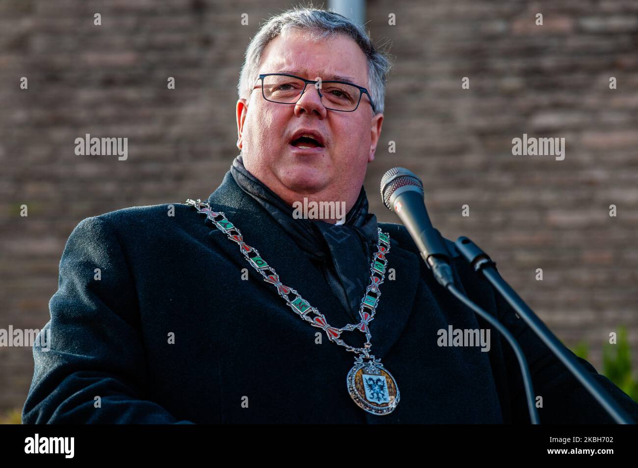 Le maire de Nimègue, Hubert Bruls, prononce un discours, lors de la commémoration des victimes de la bombe volant allemande (V1) déposée dans le quartier de Waterkwartier, à Nimègue, sur 18 février 2020. (Photo par Romy Arroyo Fernandez/NurPhoto) Banque D'Images