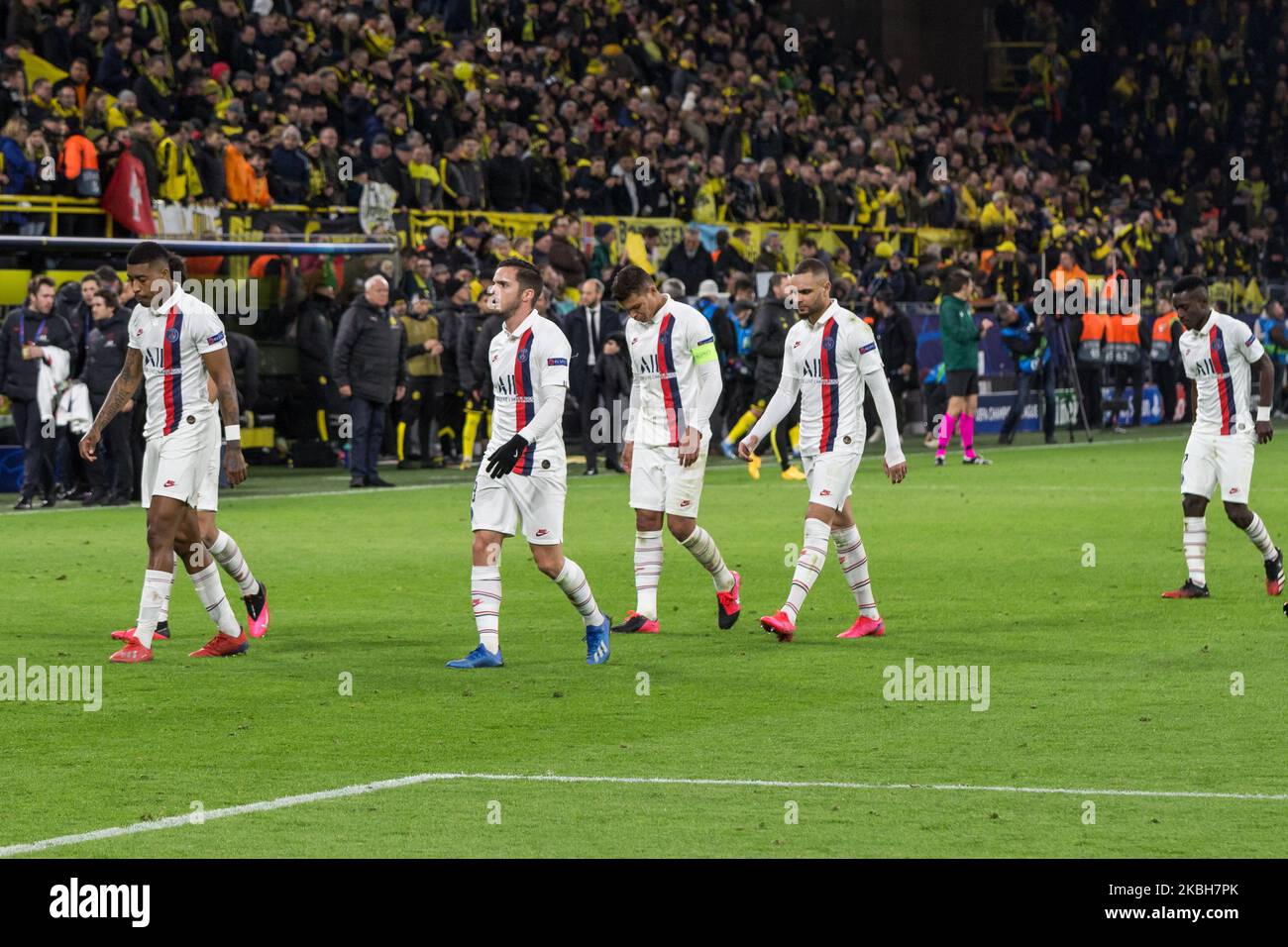 (l-r) Presnel Kimpembe, Pablo Sarabia, Thiago Silva, Layvin Kurzawa et Idrissa Gueye du PSG semblent découragés après avoir perdu la Ligue des champions de l'UEFA, 16 derniers, match de football de la première jambe Borussia Dortmund contre le FC Paris Saint-Germain à Dortmund, en Allemagne, sur 18 février 2020. (Photo de Peter Niedung/NurPhoto) Banque D'Images