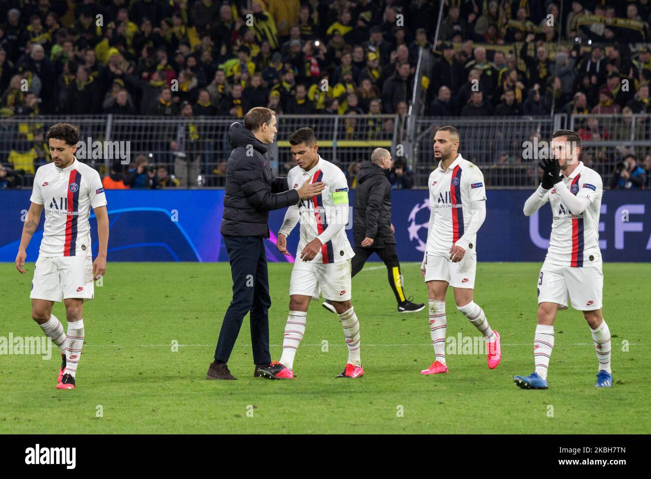 (l-r) Marquinhos, Thomas Tuchel, Thiago Silva, Layvin Kurzawa et Pablo Sarabia du PSG semblent découragés après avoir perdu la Ligue des champions de l'UEFA, le 16 dernier, match de football de première jambe Borussia Dortmund contre le FC Paris Saint-Germain à Dortmund, en Allemagne, sur 18 février 2020. (Photo de Peter Niedung/NurPhoto) Banque D'Images