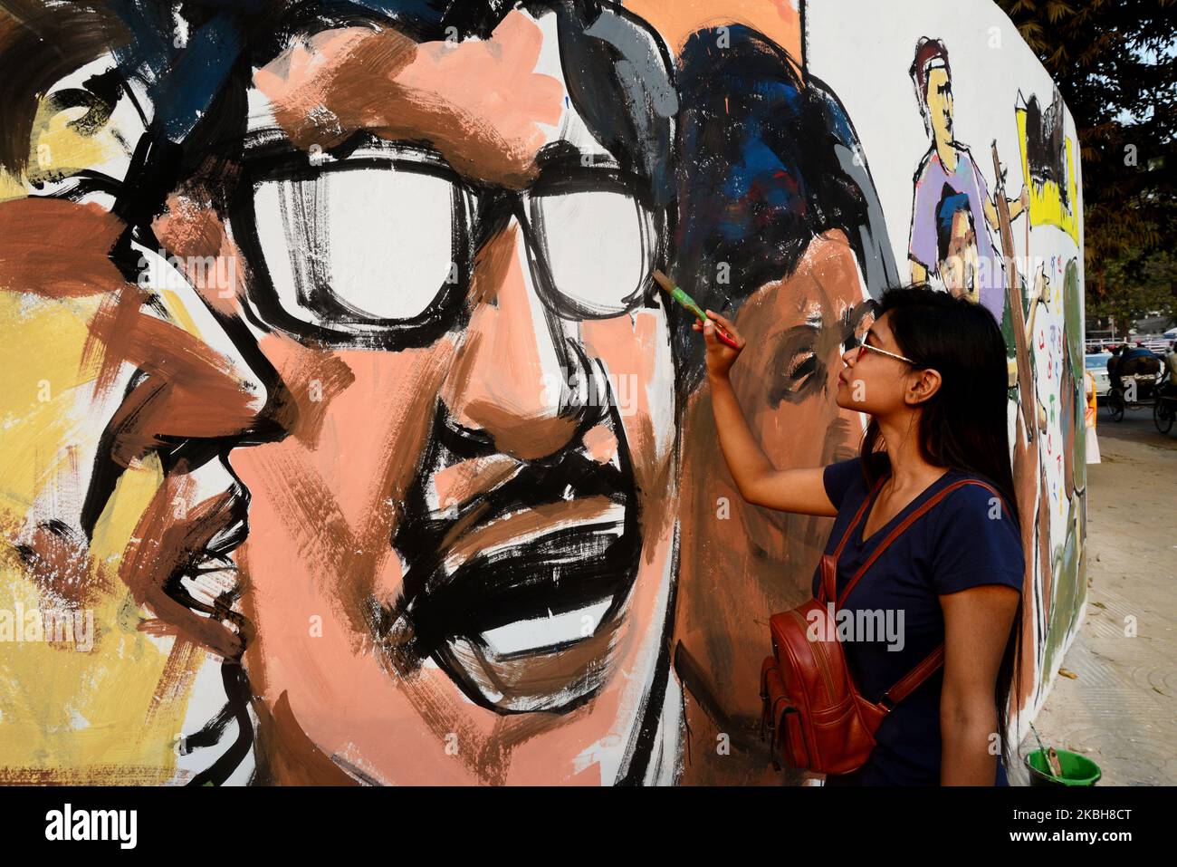 Les étudiants bangladais des beaux-arts peignent sur un mur devant le Minar central Shahid (Mausolée du mouvement linguistique) à Dhaka, au Bangladesh, sur 19 février 2020 (photo de Mamunur Rashid/NurPhoto) Banque D'Images