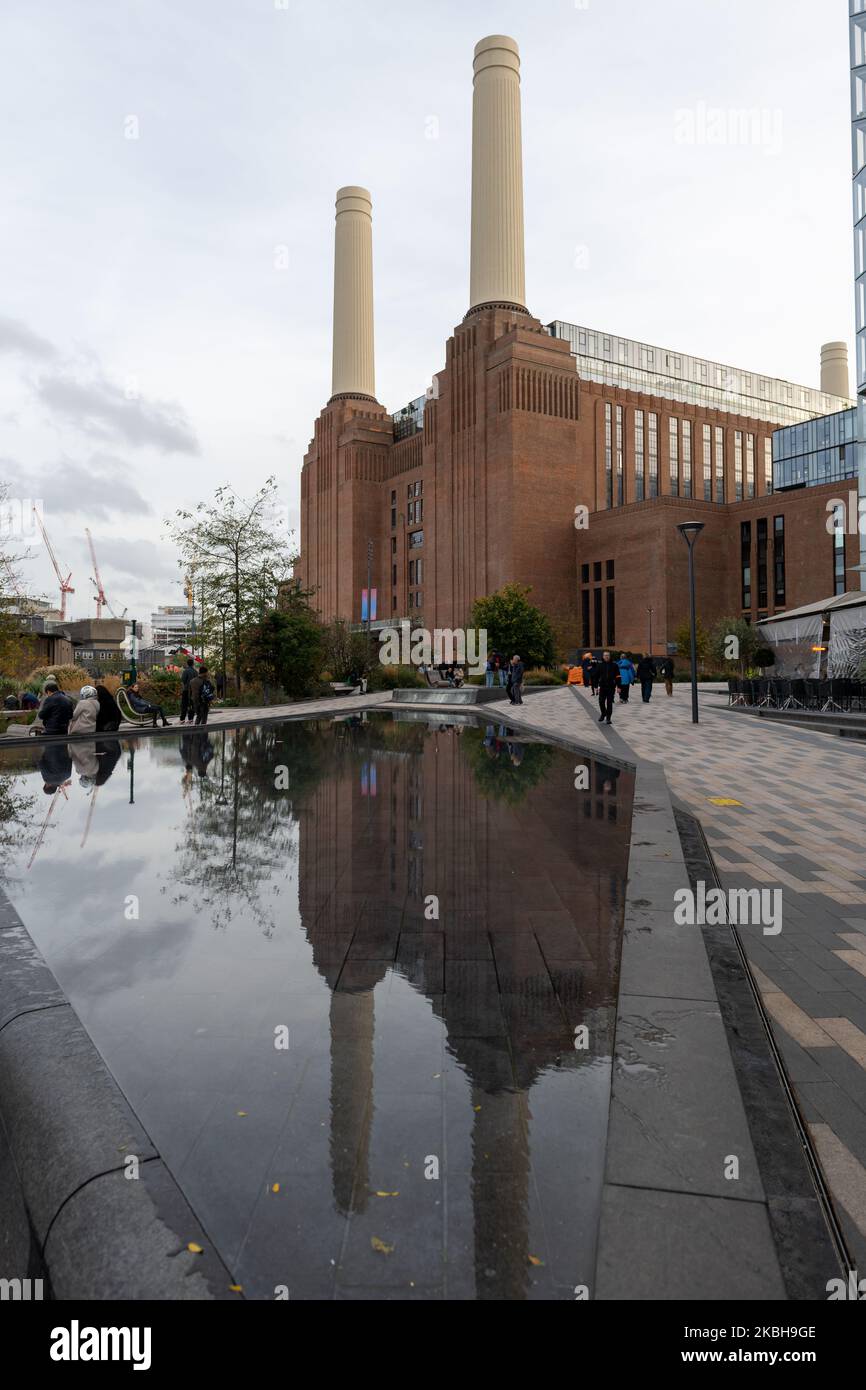 Londres. ROYAUME-UNI- 11.02.2022. Vue extérieure de la station électrique Battersea avec réflexions dans son élément d'eau. Banque D'Images
