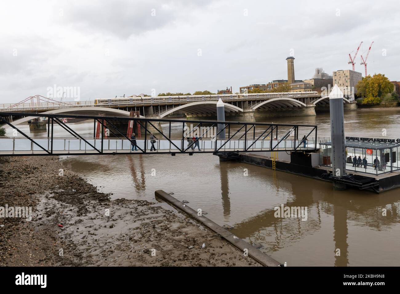 Londres. ROYAUME-UNI- 11.02.2022. La jetée de la centrale électrique Uber Boat Thames Clipper Battersea. Banque D'Images