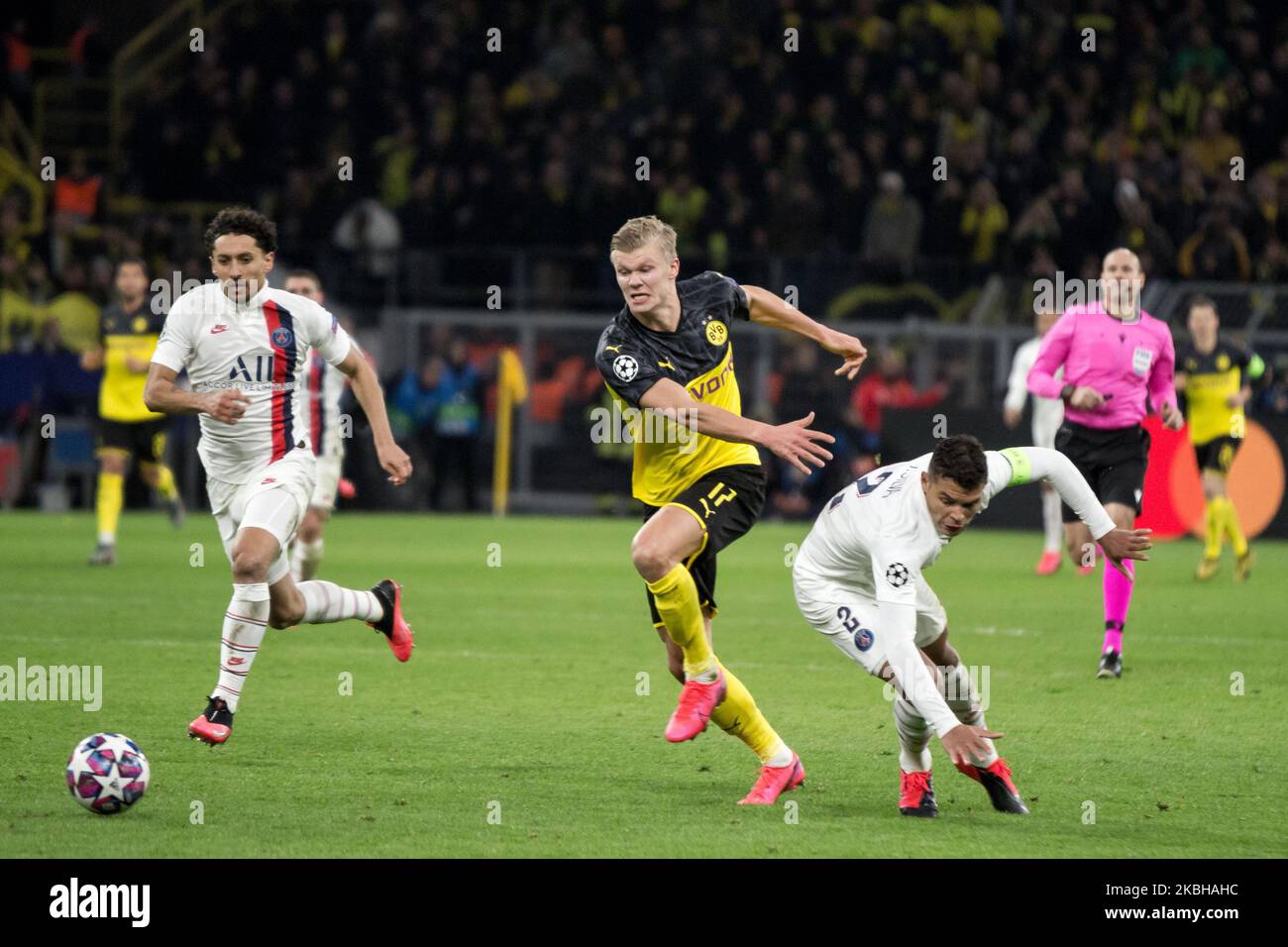 Erling Braut Haaland de BVB est défié par Thiago Silva du PSG lors de la Ligue des champions de l'UEFA, 16 dernières, match de football de première jambe Borussia Dortmund contre le FC Paris Saint-Germain à Dortmund, en Allemagne, sur 18 février 2020. (Photo de Peter Niedung/NurPhoto) Banque D'Images