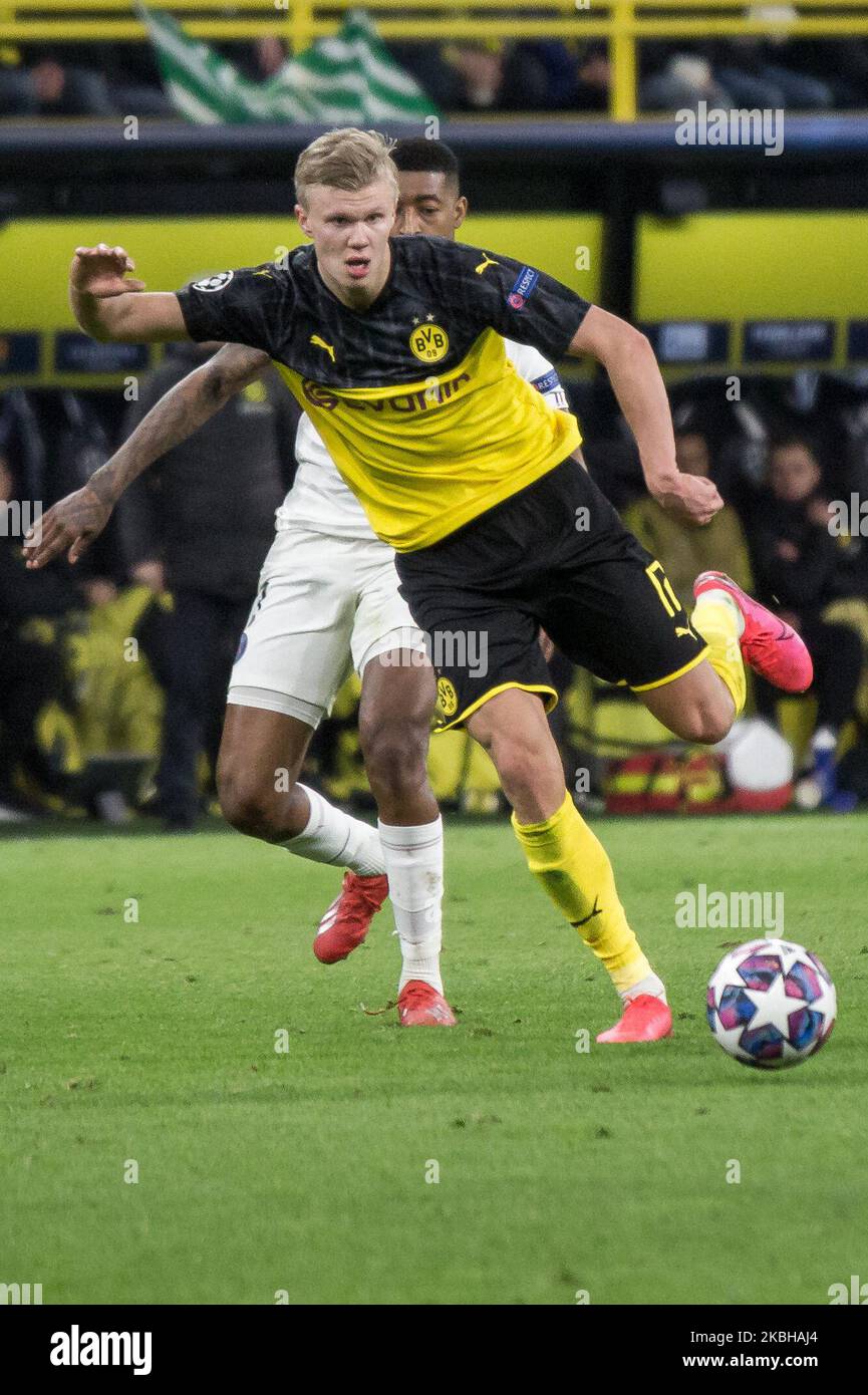 Erling Braut Haaland de BVB court avec le ballon lors de la Ligue des champions de l'UEFA, le 16 dernier, match de football de première jambe Borussia Dortmund contre le FC Paris Saint-Germain à Dortmund, en Allemagne, sur 18 février 2020. (Photo de Peter Niedung/NurPhoto) Banque D'Images