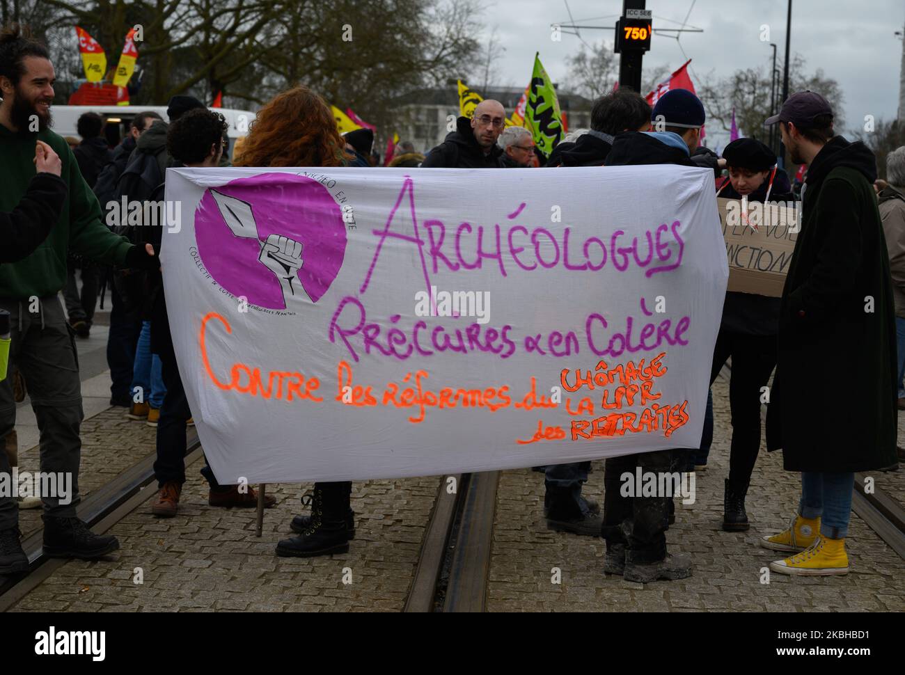 Les archéologues ont participé à la manifestation intersyndicale contre la réforme des retraites à 20 février 2020 à Nantes, en France. (Photo par Estelle Ruiz/NurPhoto) Banque D'Images