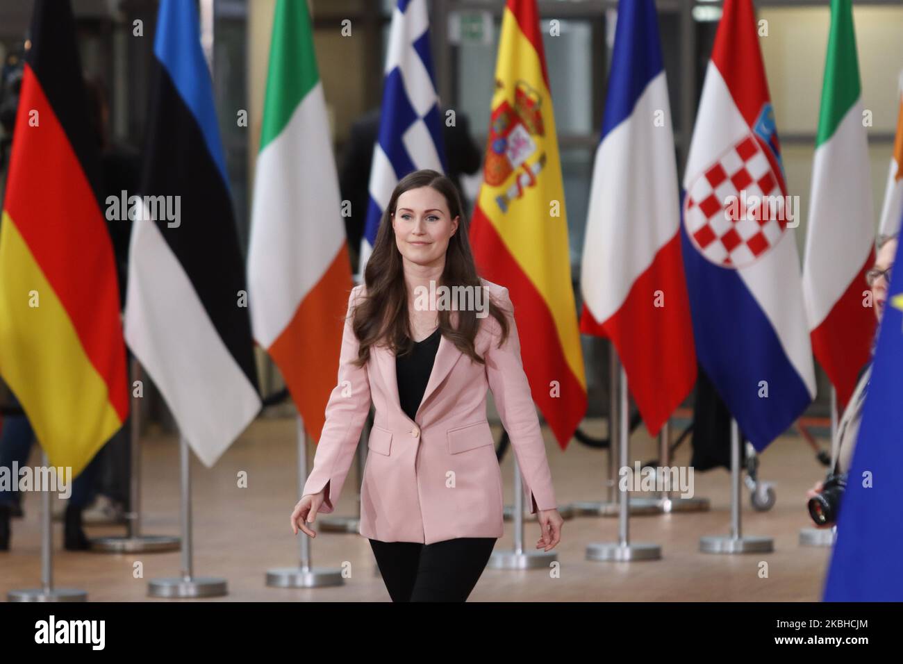 La première ministre finlandaise, Sanna Marin, arrive sur le tapis rouge avec les drapeaux en arrière-plan et s'adresse aux représentants des médias lorsqu'elle arrive au sommet spécial du Conseil européen, les dirigeants de l'UE se réunissent à Bruxelles au sujet du prochain budget à long terme de l'Union européenne sur l'20 février 2020. Sanna Marin le PM finlandais est le PM féminin le plus jeune. Belgique, Bruxelles (photo de Nicolas Economou/NurPhoto) Banque D'Images