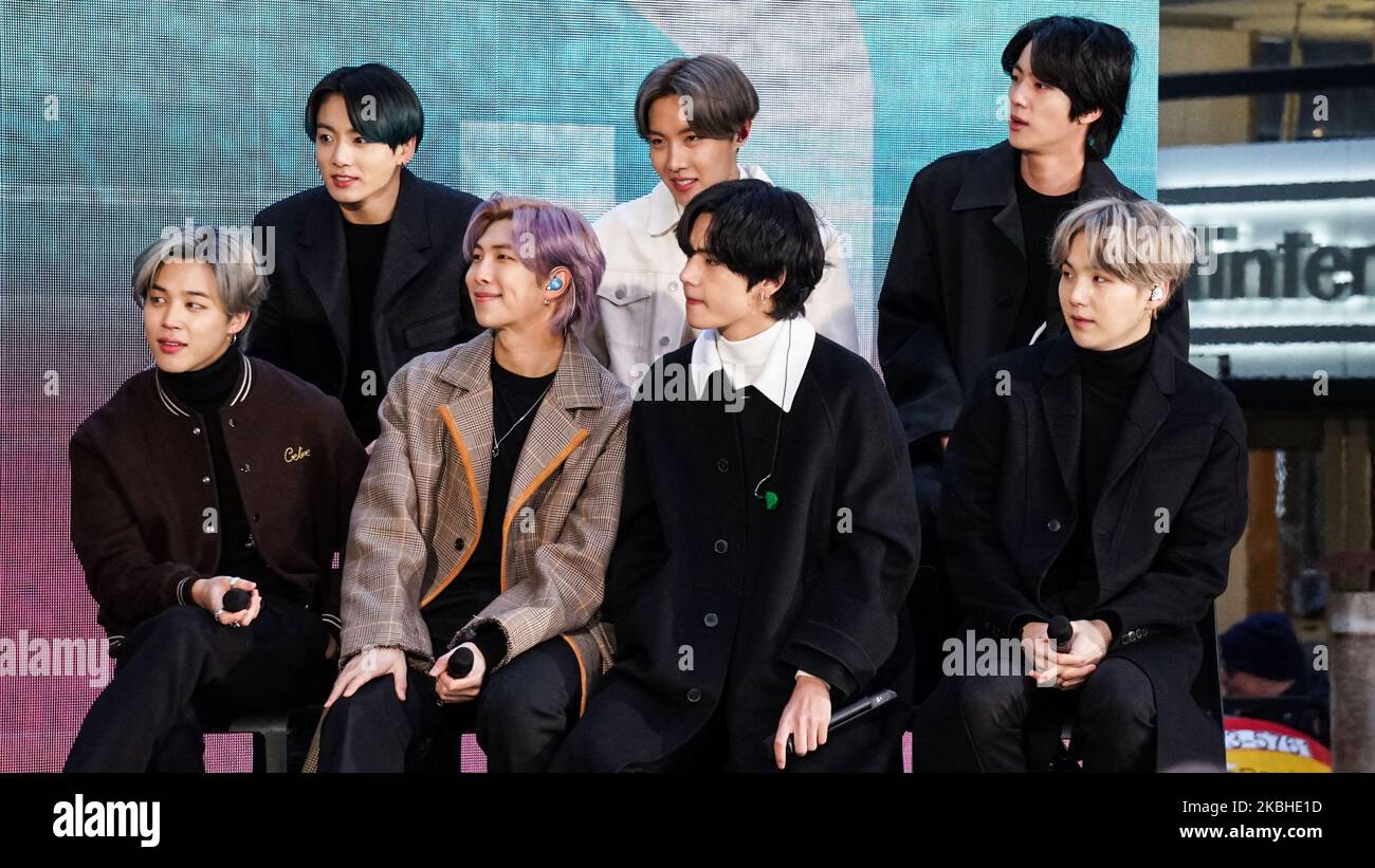 MANHATTAN, NEW YORK CITY, NEW YORK, États-Unis - FÉVRIER 21 : le groupe K-Pop vient au BTS visite le salon « Today » de la NBC qui s'est tenu au Rockefeller Plaza sur 21 février 2020 à Manhattan, New York, États-Unis. (Photo de William Perez/image Press Agency/NurPhoto) Banque D'Images