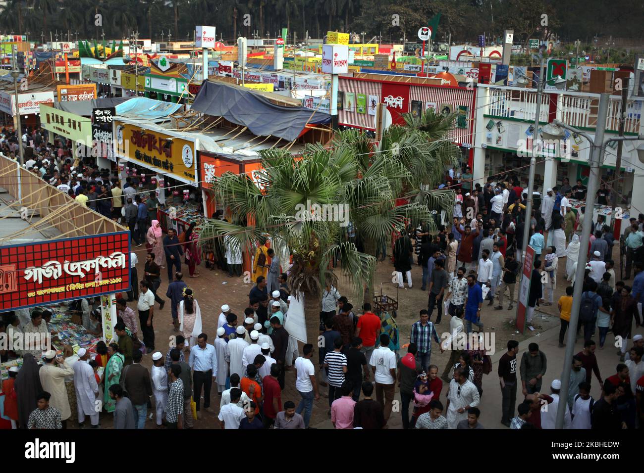 Vue de dessus de la foire du livre Ekushe Boimela à Suhrawardy Udyan à Dhaka, au Bangladesh. Photo prise le vendredi 21 février 2020. (Photo de Syed Mahamudur Rahman/NurPhoto) Banque D'Images