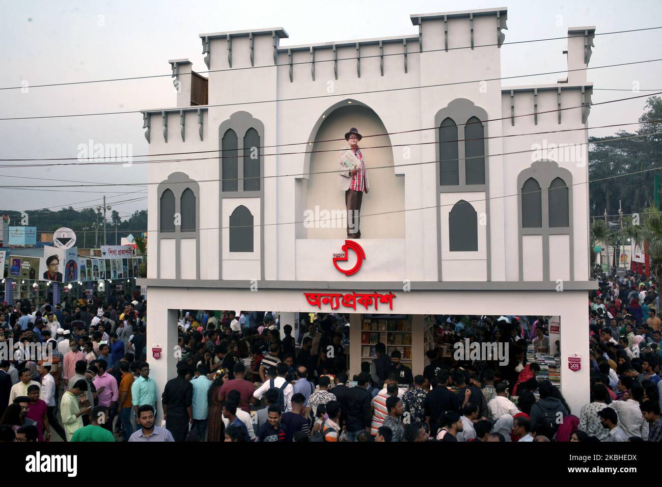 Une photo du célèbre writter du pays a été prise au sommet d'une boutique alors que les visiteurs se rassemblent au salon du livre Ekushe Boimela à Suhrawardy Udyan à Dhaka, au Bangladesh, le vendredi 21 février 2020. (Photo de Syed Mahamudur Rahman/NurPhoto) Banque D'Images