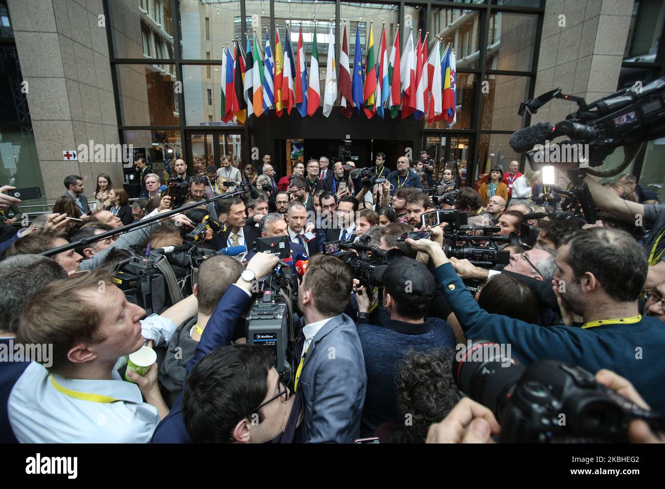 Le Premier ministre hongrois Viktor Orban part et parle aux médias, un point de presse à deux pas dans l'atrium du bâtiment Justus Lipsius à la suite d'une réunion au cours de la deuxième journée d'un Conseil européen spécial EUCO, sommet DE L'EURO, les dirigeants de l'UE à Bruxelles, La Belgique au sujet de l'avenir du prochain budget à long terme de l'Union européenne. 21 février 2020 (photo de Nicolas Economou/NurPhoto) Banque D'Images