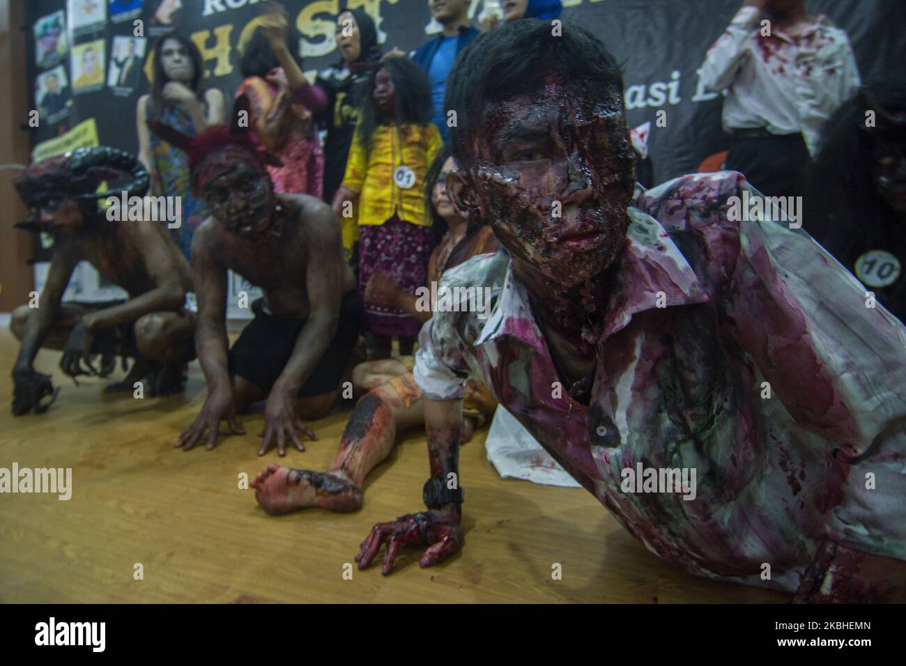 Certains participants ont montré les résultats de la composition du personnage de leur victime devant le jury lors de la course de maquillage du personnage à Palu, dans le centre de Sulawesi, en Indonésie, le 21 février 2020. Le concours organisé par l'Association indonésienne des comédiennes de film (PARFI) dans le cadre de l'exposition routière dans 10 villes était destiné à cultiver des compétences de maquillage pour soutenir la production de film domestique. (Photo de Basri Marzuki/NurPhoto) Banque D'Images