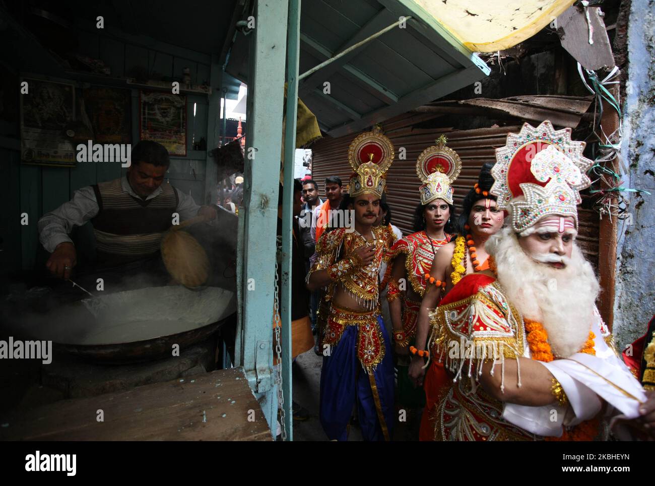 Des artistes vêtus de personnages divers, se produisent pendant la procession du festival Maha Shivaratri , célébré dans la révérence du Dieu hindou Shiva , marié à la déesse hindoue Parvati , dans les vieilles rues d'Allahabad sur 21 février 2020 . Les dévotés hindous marquent le festival Maha Shivaratri en offrant des prières spéciales et en jeûnant pour adorer la divinité Shiva . (Photo de Ritesh Shukla/NurPhoto) Banque D'Images