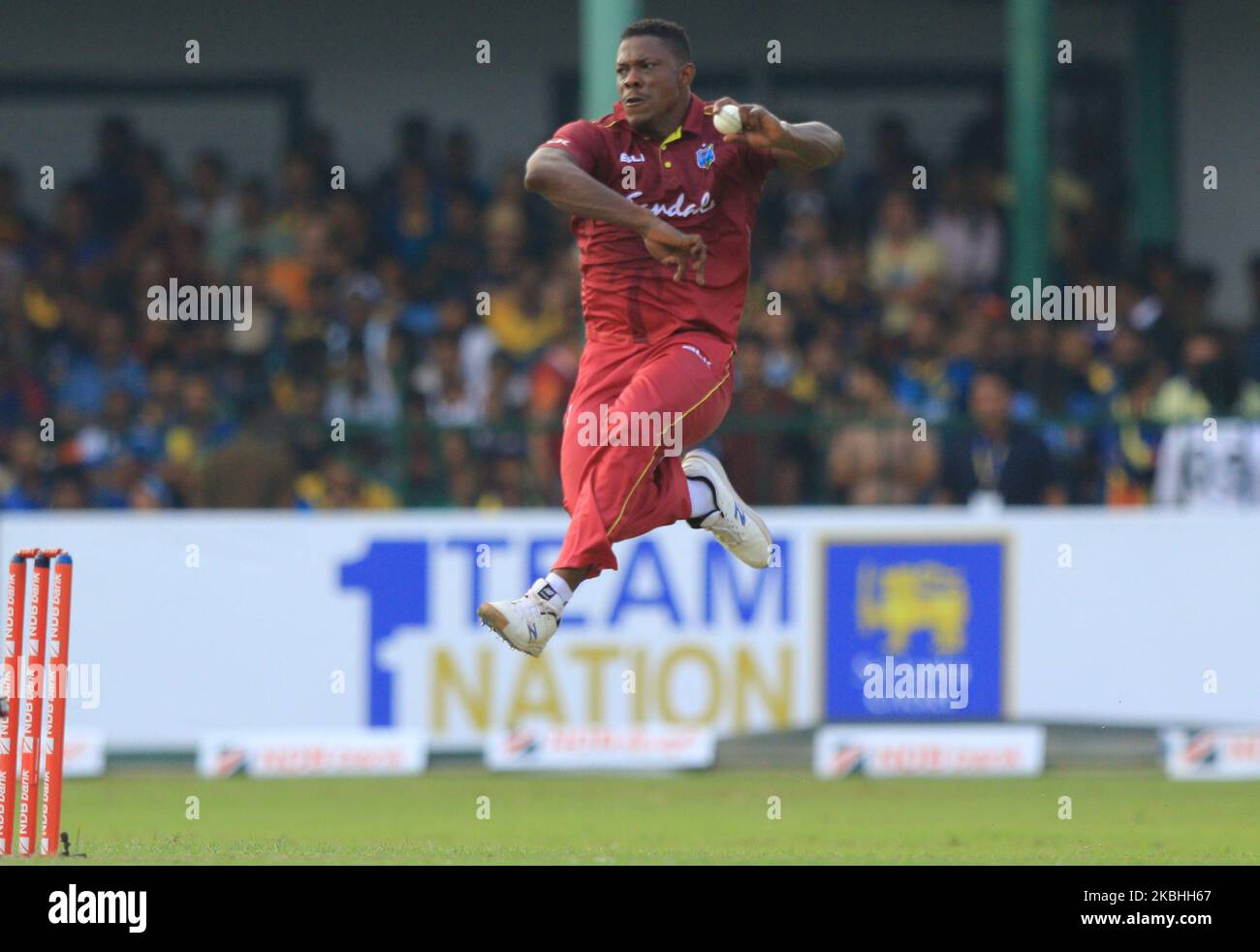 Le cricketer des Indes occidentales Sheldon Cottrell livre une balle lors du match international de cricket d'une journée 1st entre le Sri Lanka et les Indes occidentales au terrain de cricket international de la SSC à Colombo, au Sri Lanka. Samedi 22 février 2020 (photo de Thharaka Basnayaka/NurPhoto) Banque D'Images