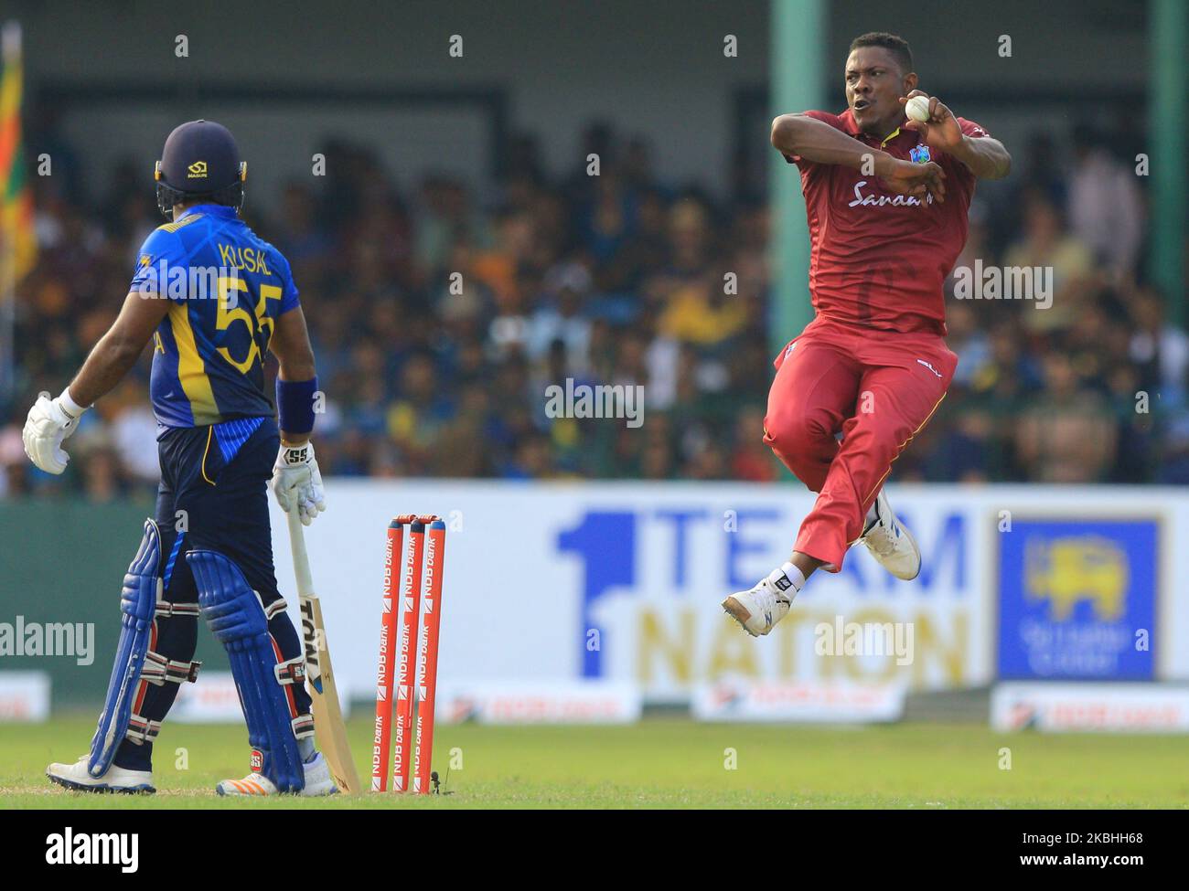 Le cricketer des Indes occidentales Sheldon Cottrell livre une balle comme le cricketer Sri Lankais Kusal Perera (L) regarde pendant le match international de cricket d'une journée 1st entre le Sri Lanka et les Indes occidentales au terrain de cricket international de la SSC à Colombo, au Sri Lanka. Samedi 22 février 2020 (photo de Thharaka Basnayaka/NurPhoto) Banque D'Images