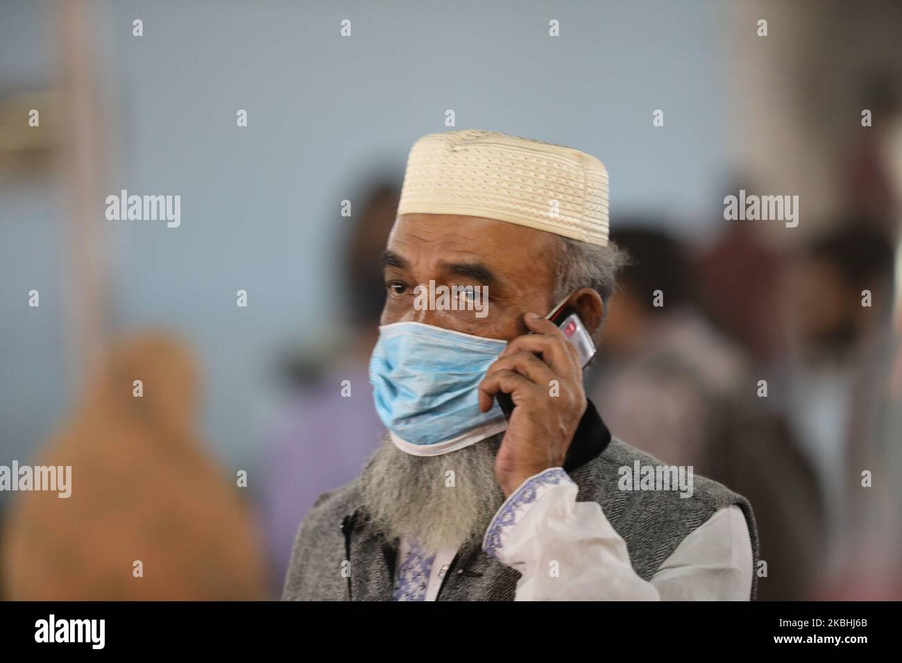 Un homme porte un masque de protection du visage, la ville de Dhaka se classant au deuxième rang de la liste des villes ayant le pire air dans l'indice de la qualité de l'air (IQA), à Dhaka, au Bangladesh, sur 22 février 2020. (Photo de Rehman Asad/NurPhoto) Banque D'Images